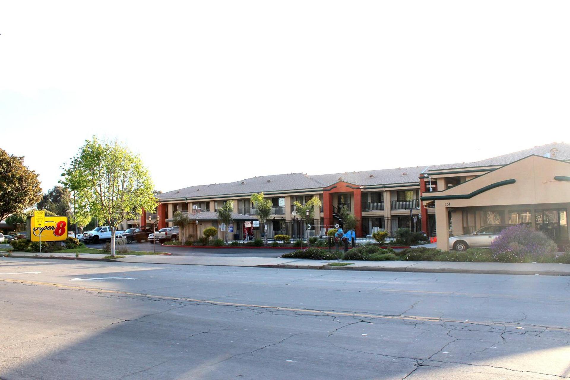Super 8 by Wyndham Salinas photo 3