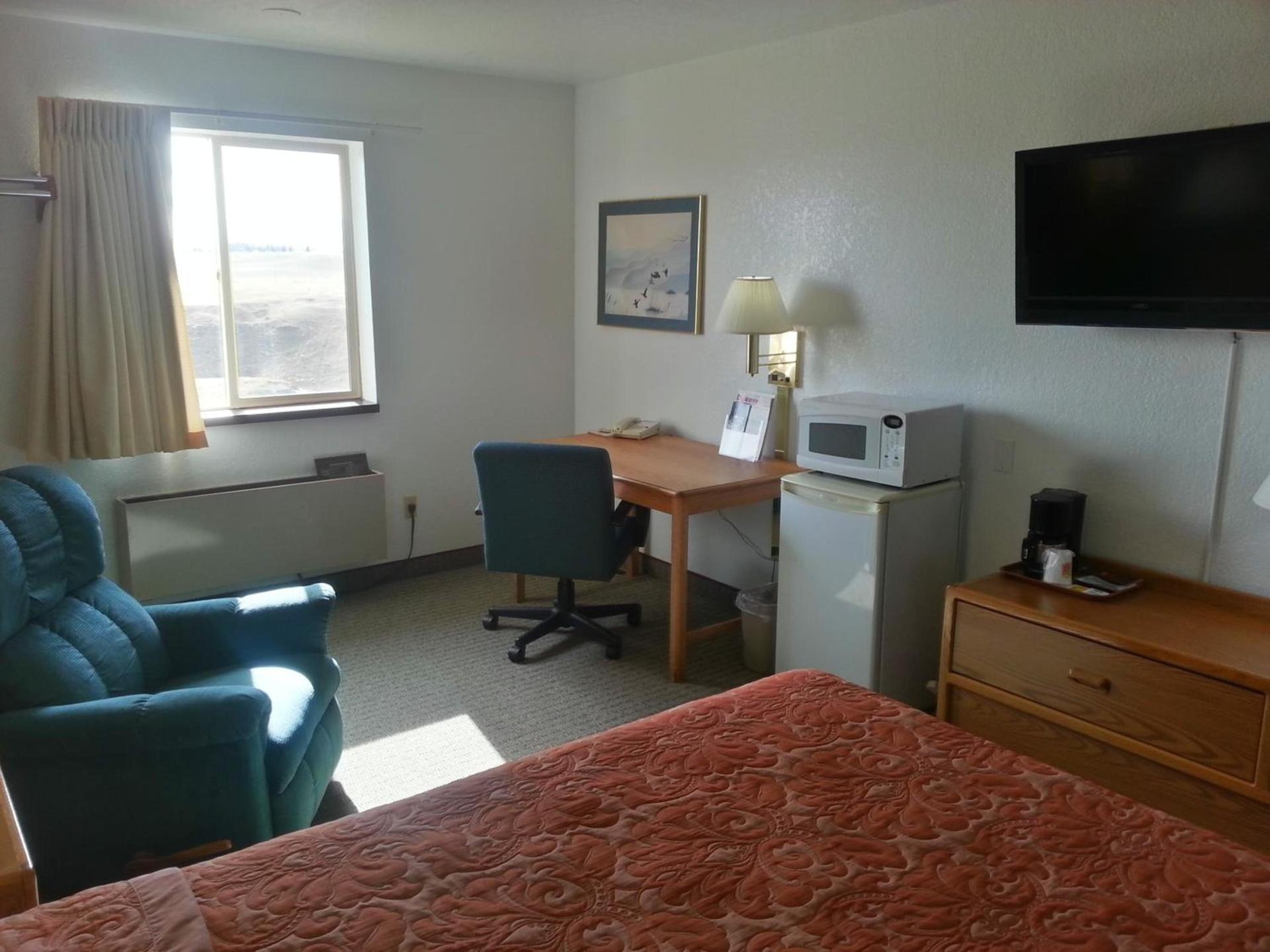 Super 8 by Wyndham Cut Bank photo 42