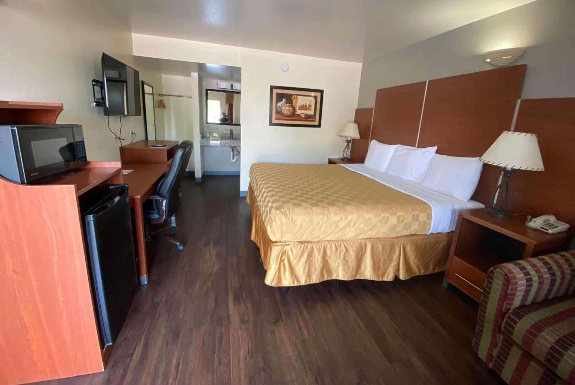 Travelodge by Wyndham Albuquerque West photo 12