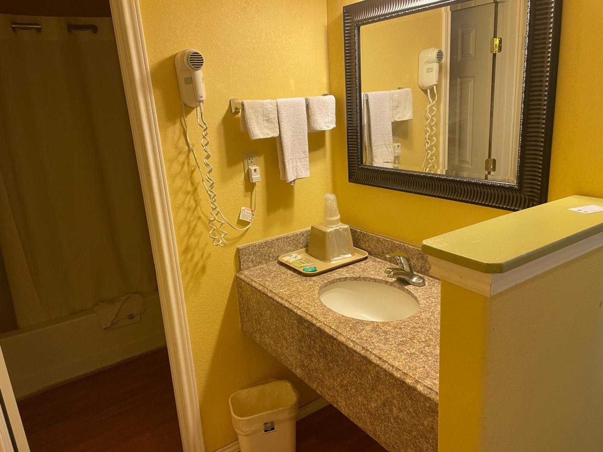 Dilley executive inn photo 4