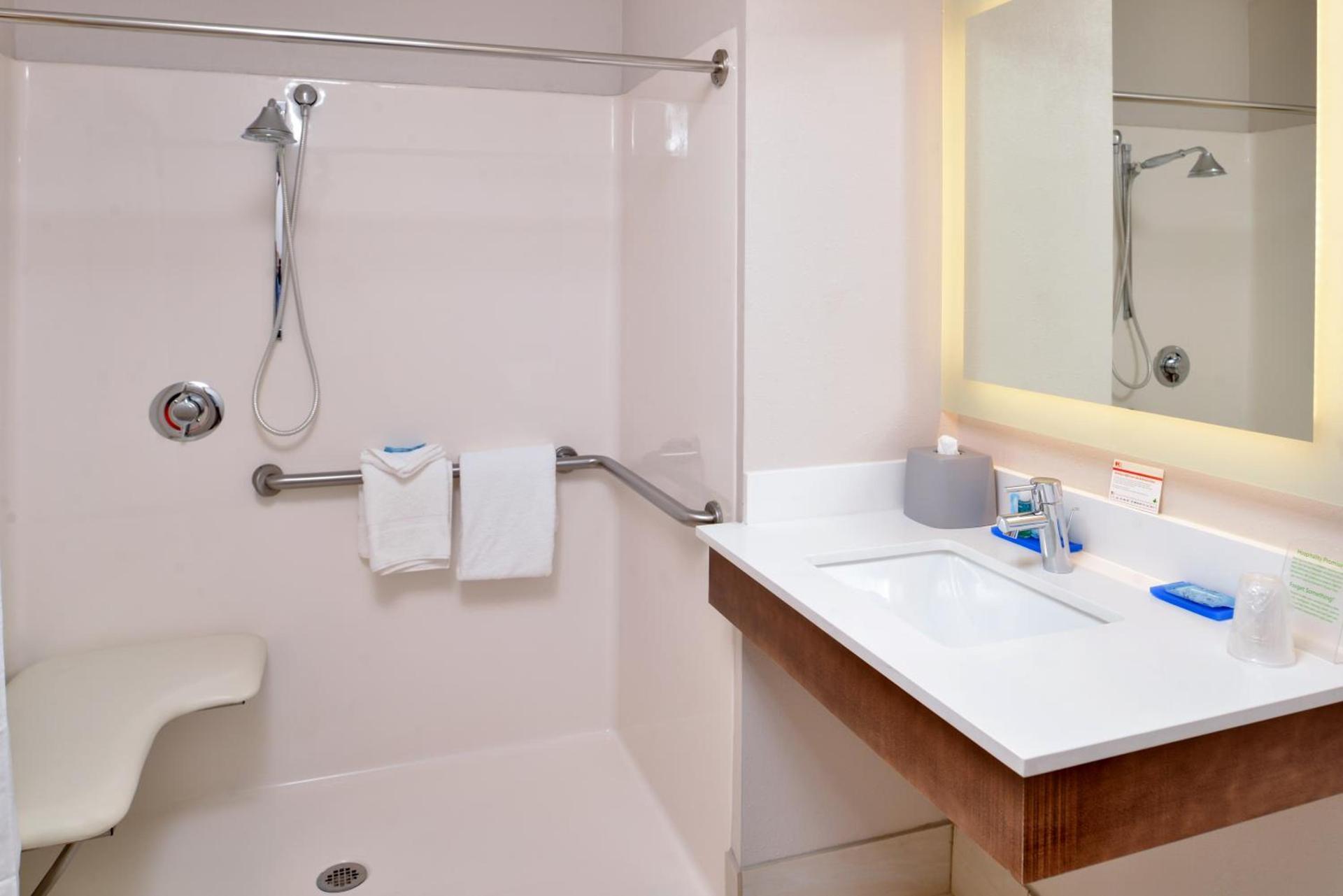 Holiday Inn Express Hotel & Suites Cincinnati - Mason by IHG photo 2