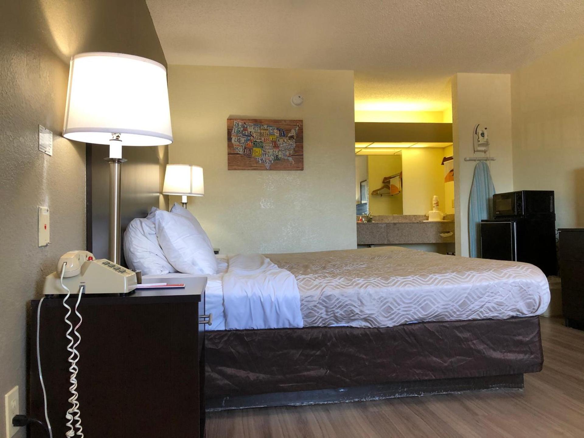 Econo Lodge Dothan West photo 14