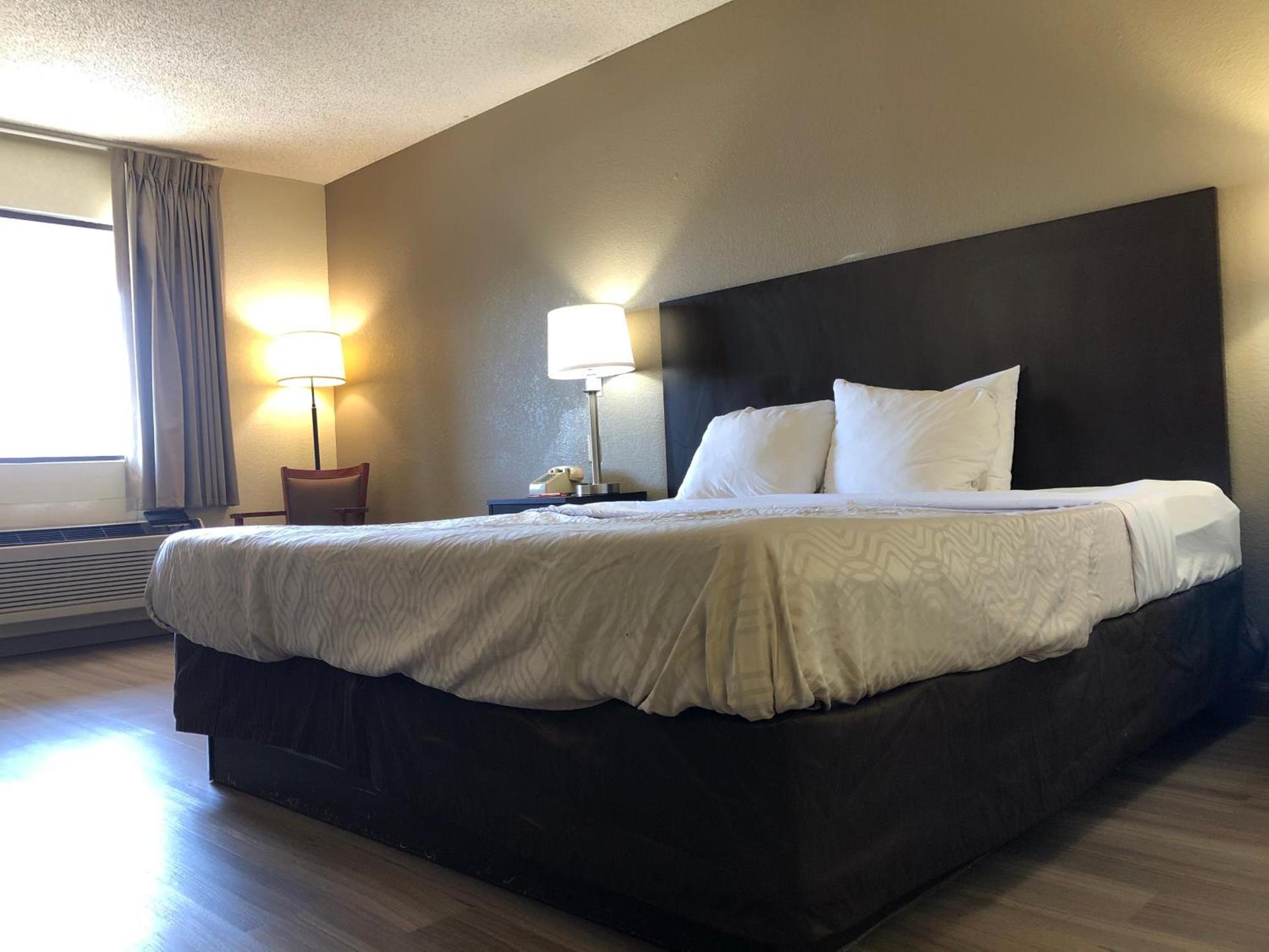 Econo Lodge Dothan West photo 10