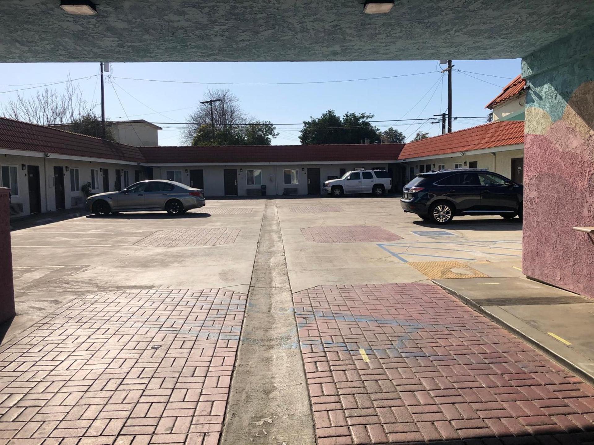 The Fly Inn Motel photo 2