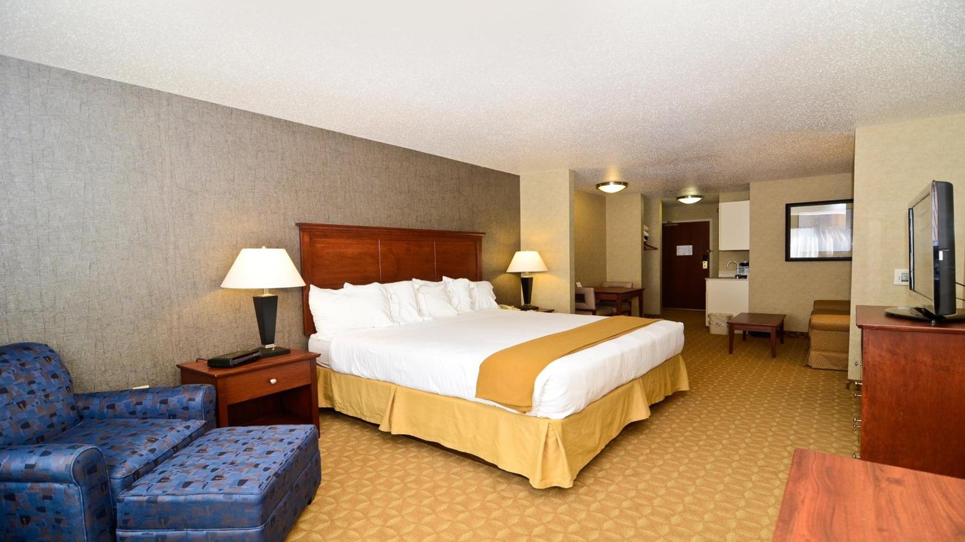 Holiday Inn Express Hotel & Suites Fort Atkinson by IHG photo 8