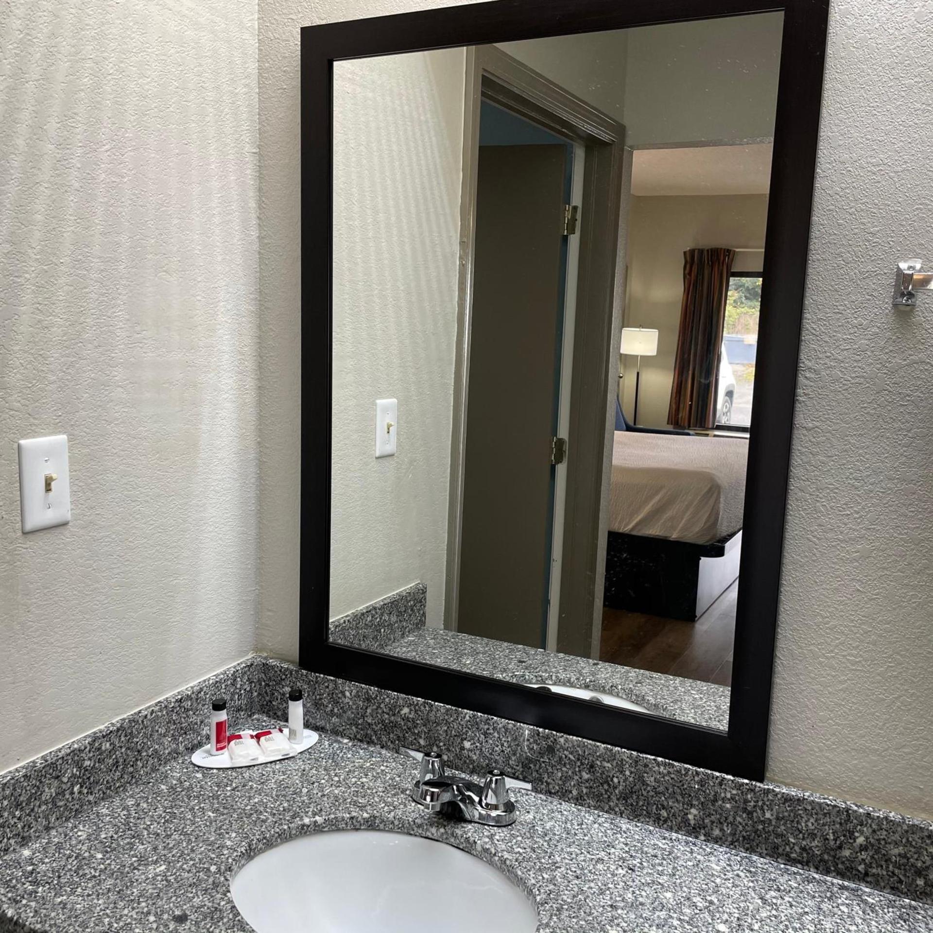 Days Inn by Wyndham Jackson photo 47