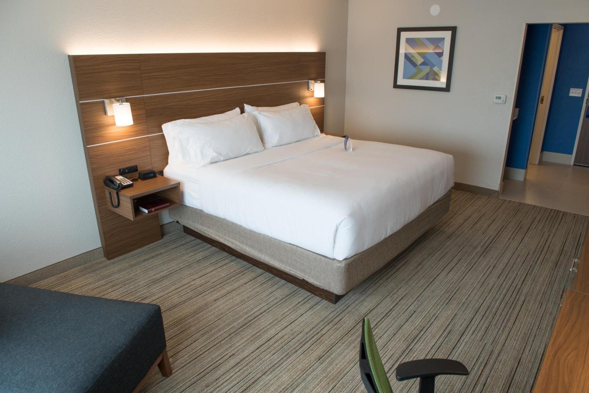Holiday Inn Express & Suites - Merrillville by IHG photo 8