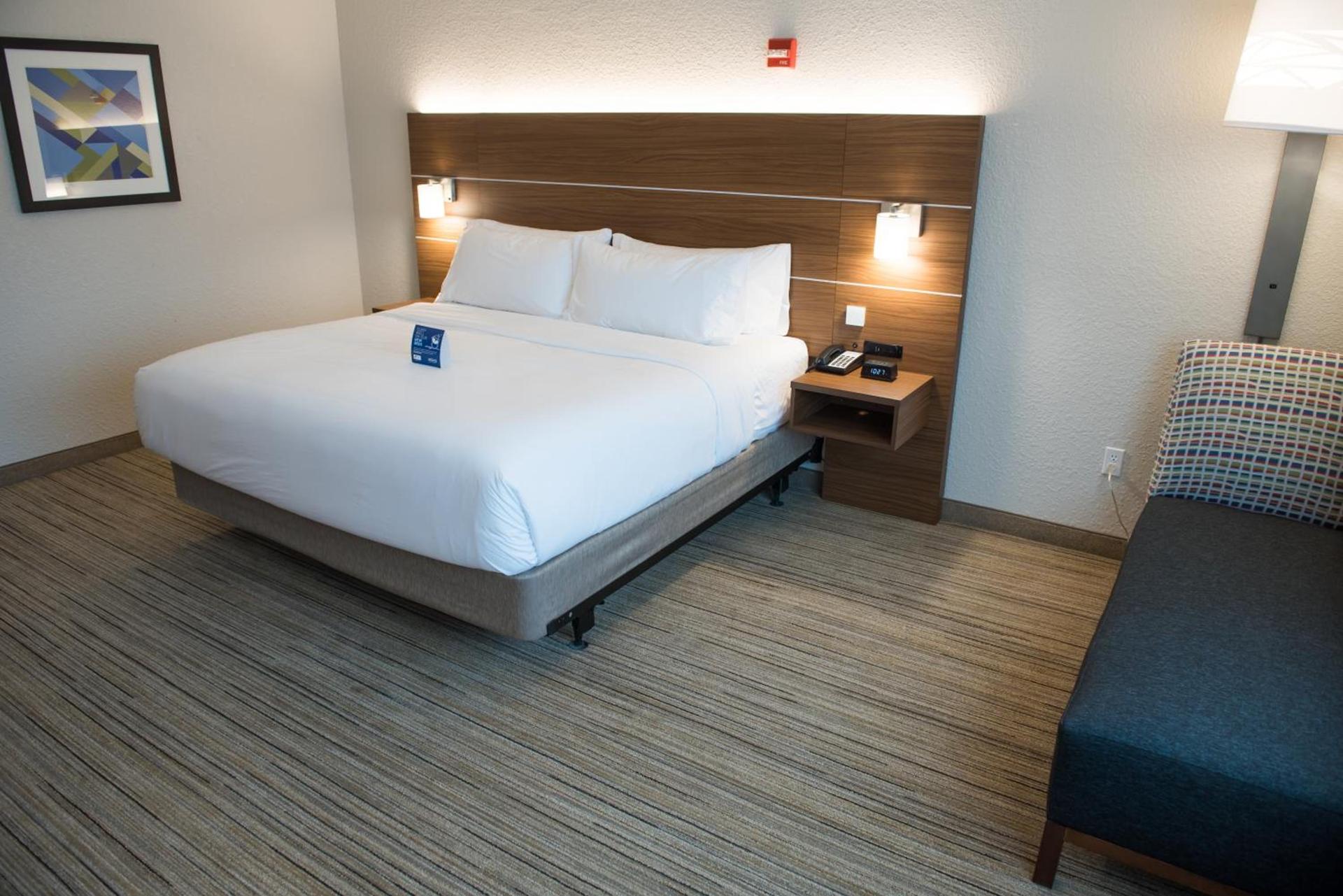 Holiday Inn Express & Suites - Merrillville by IHG photo 5