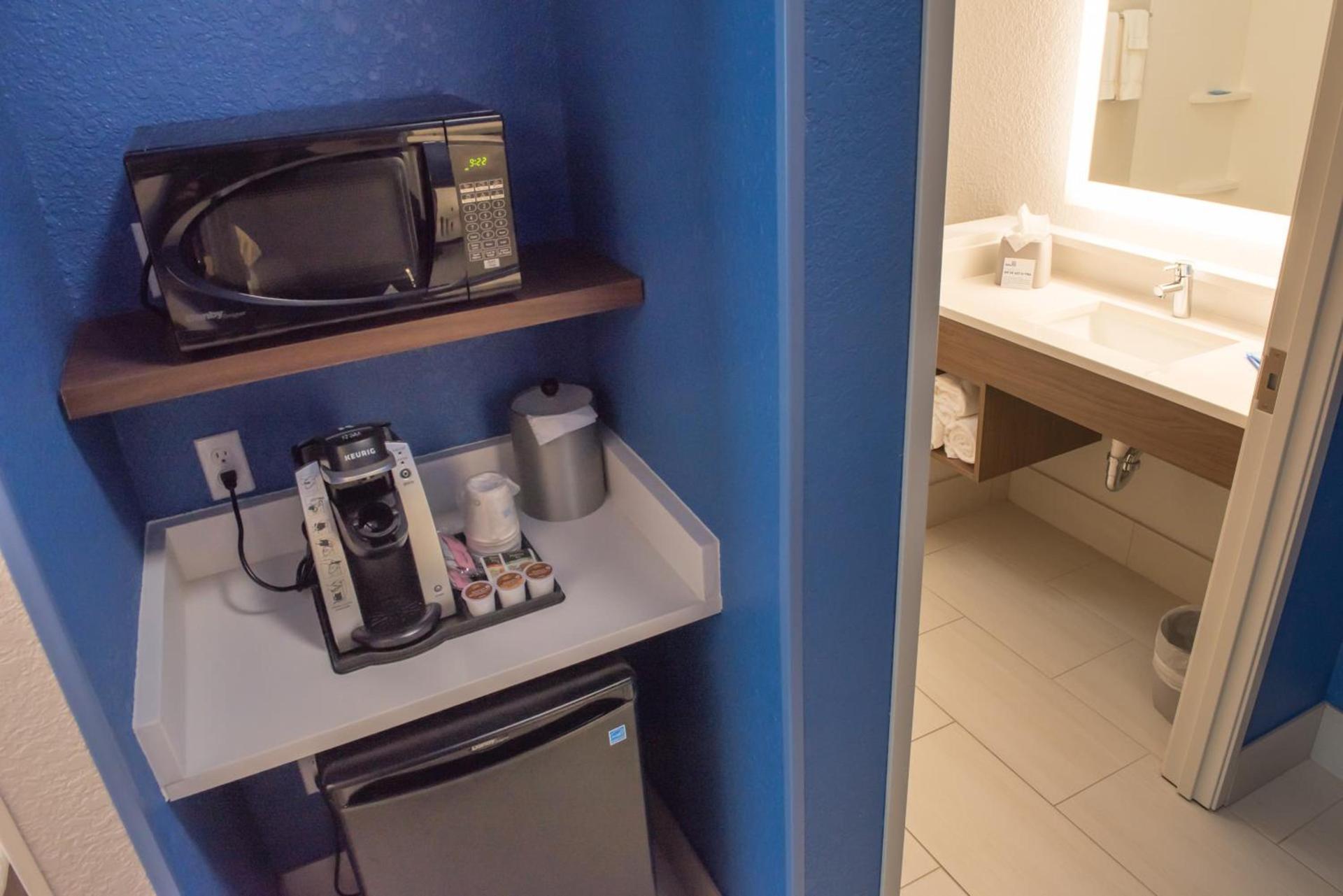 Holiday Inn Express & Suites - Merrillville by IHG photo 9
