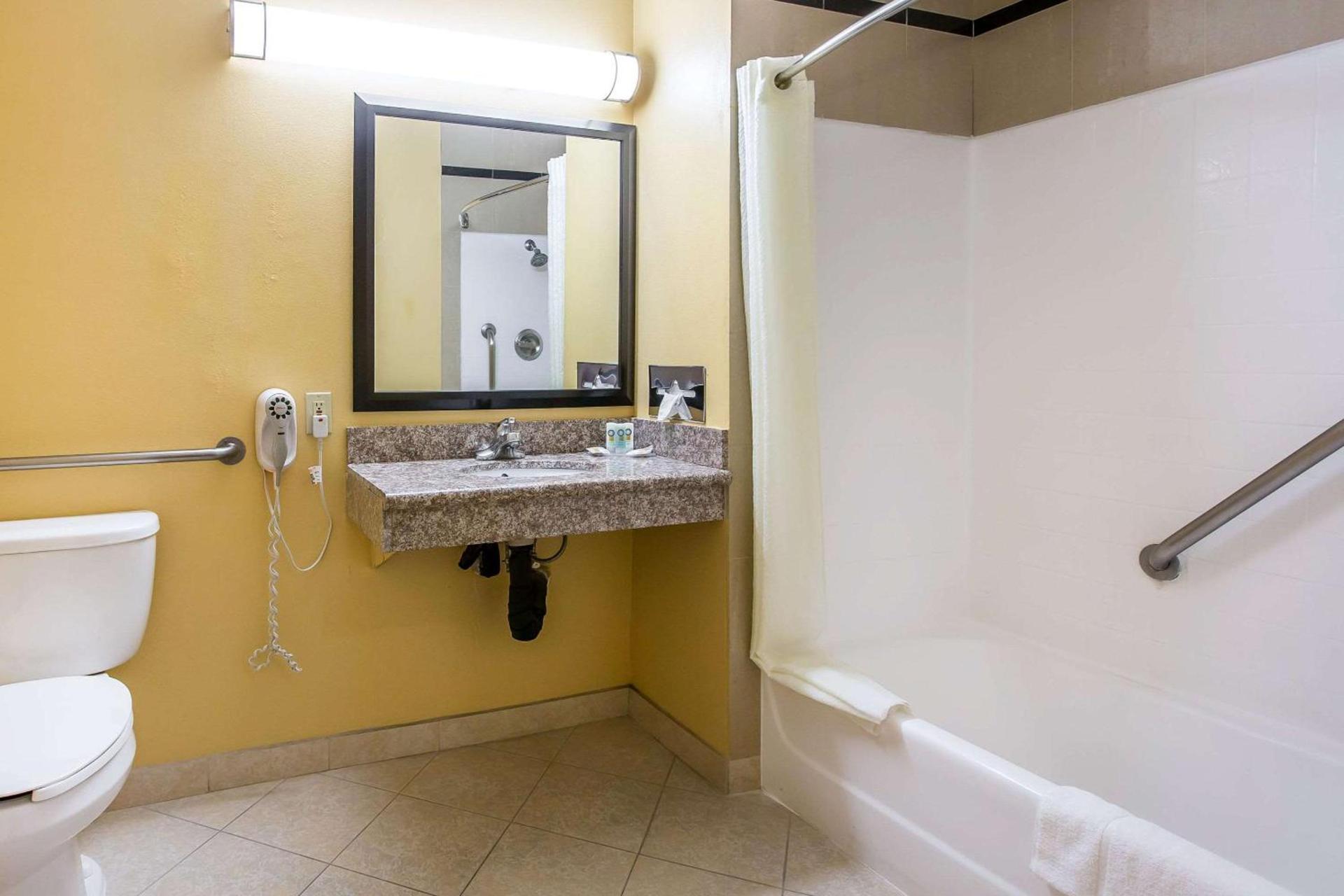 Quality Inn & Suites Bell Gardens-Los Angeles photo 33