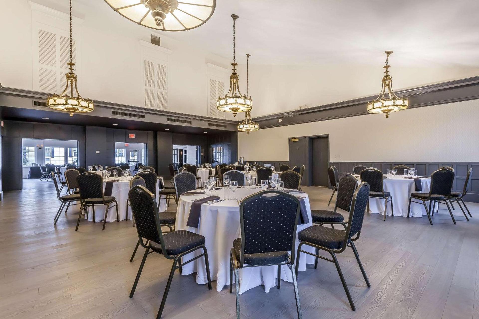The Aurora Inn Hotel and Event Center photo 10