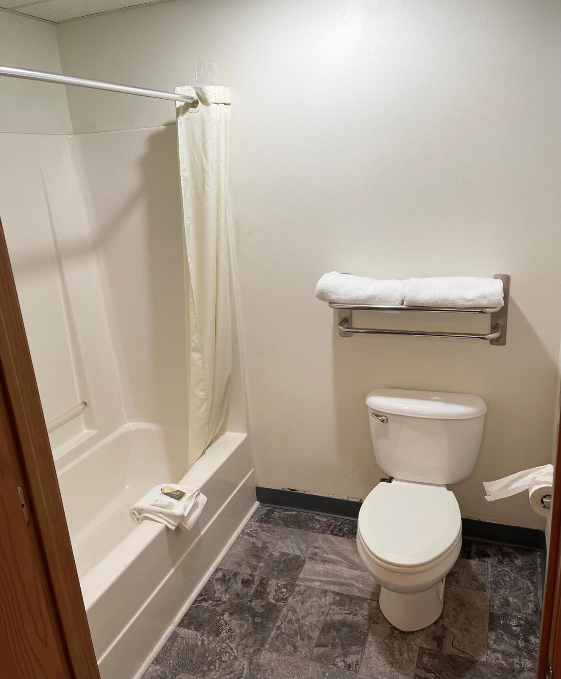 Heritage Inn & Suites photo 16