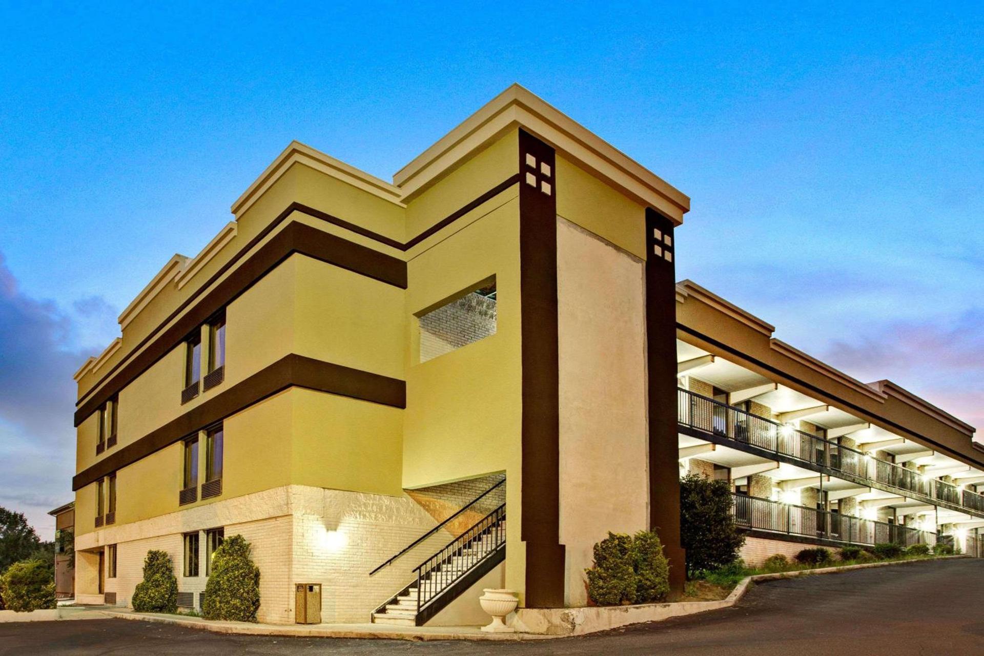 Super 8 by Wyndham Raleigh Downtown photo 2