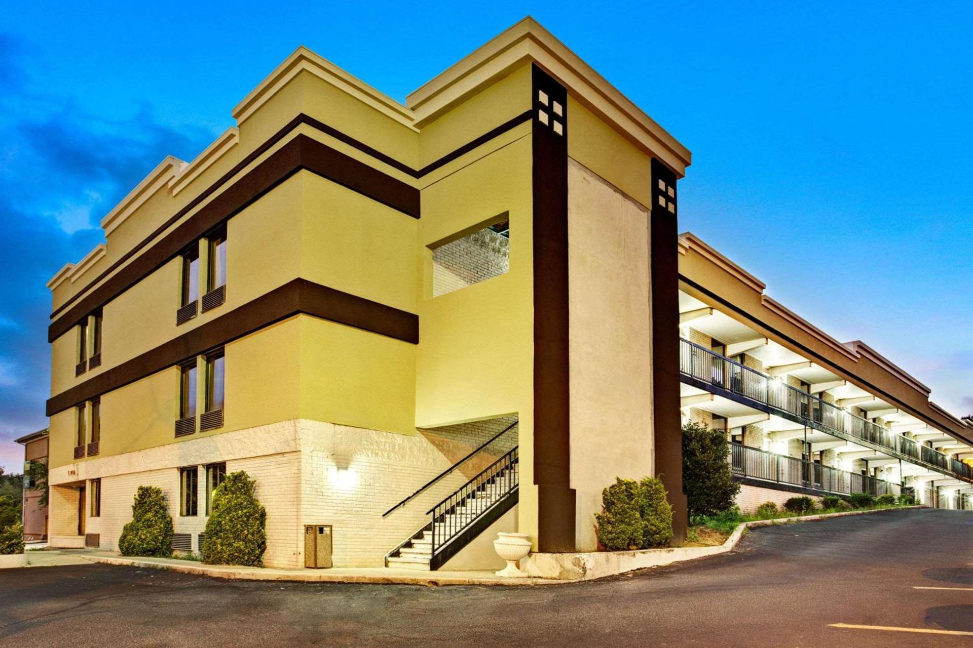 Super 8 by Wyndham Raleigh Downtown photo 3