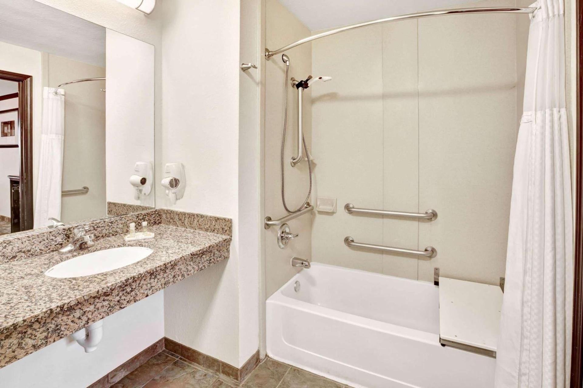 Days Inn by Wyndham Oklahoma City/Moore photo 3