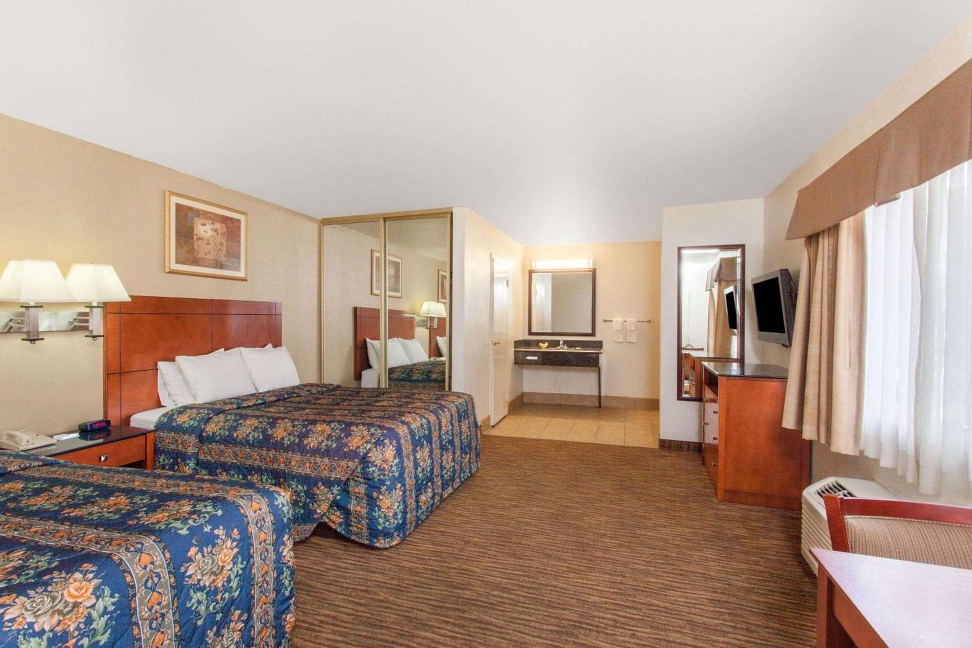 Travelodge by Wyndham Hemet CA photo 8