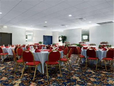 Ramada by Wyndham Watertown Thousand photo 22