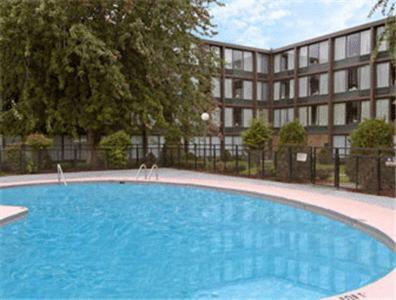Ramada by Wyndham Watertown Thousand photo 24