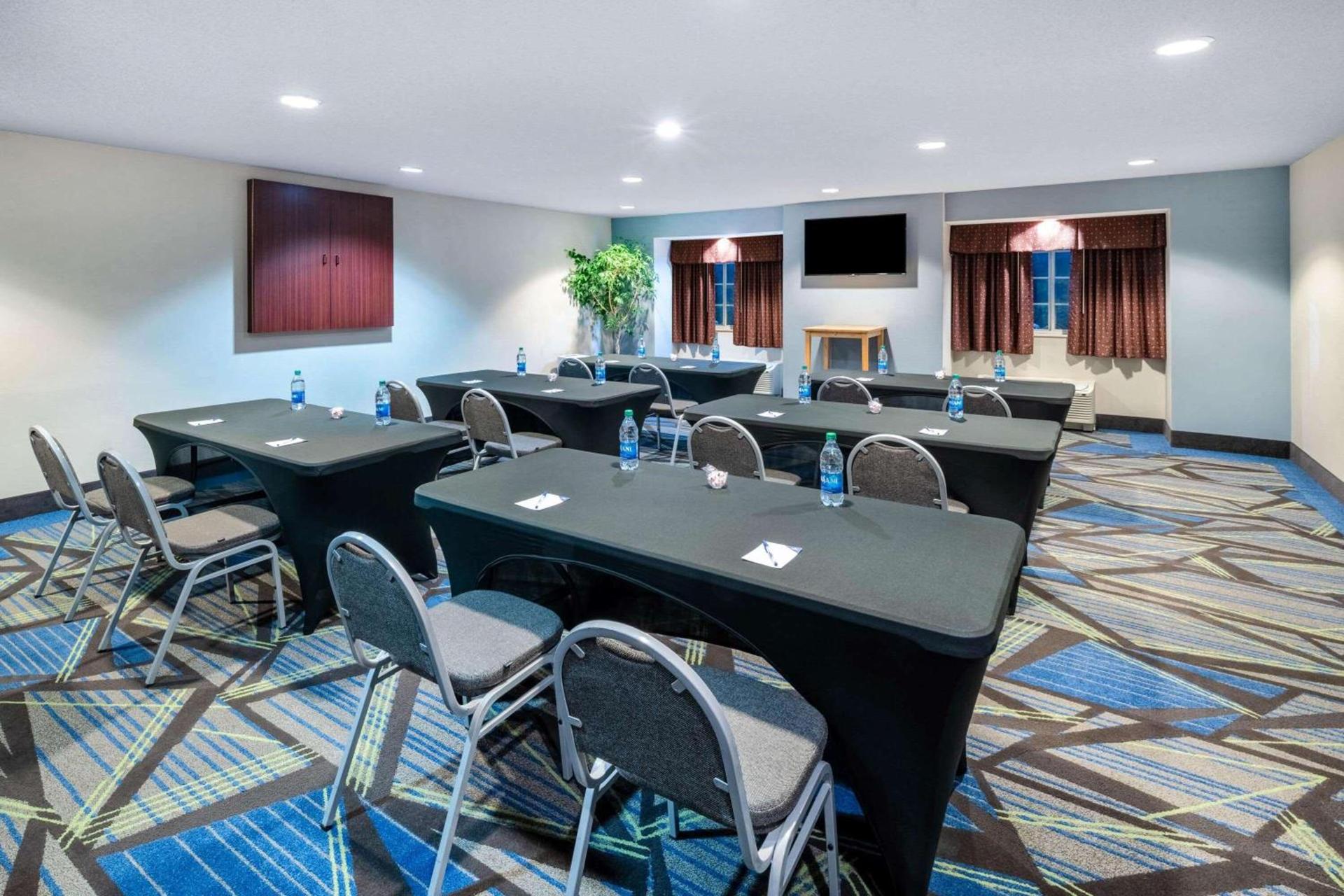 Microtel Inn & Suites Columbus North photo 10