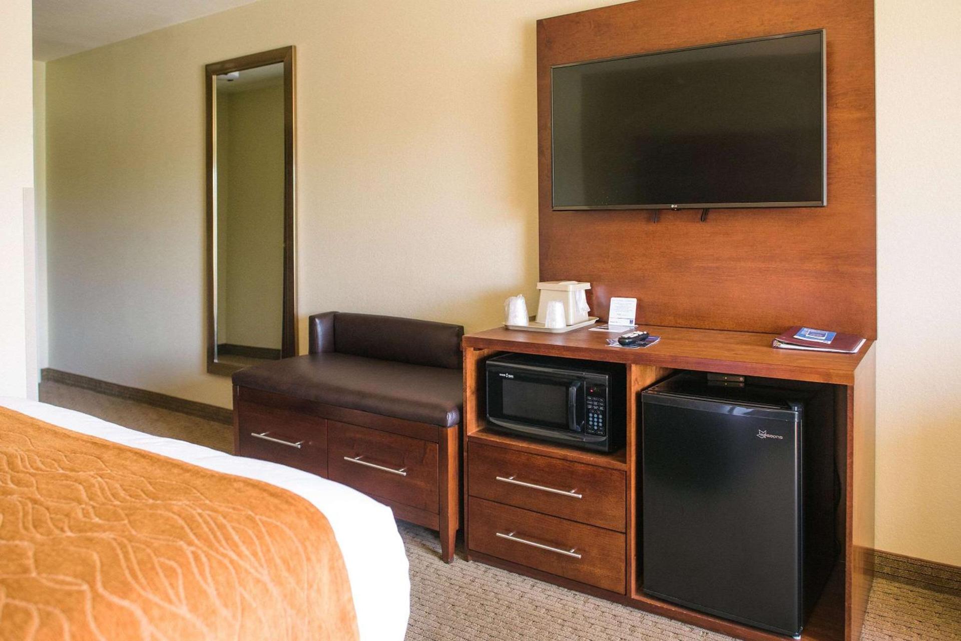 Comfort Inn & Suites photo 11
