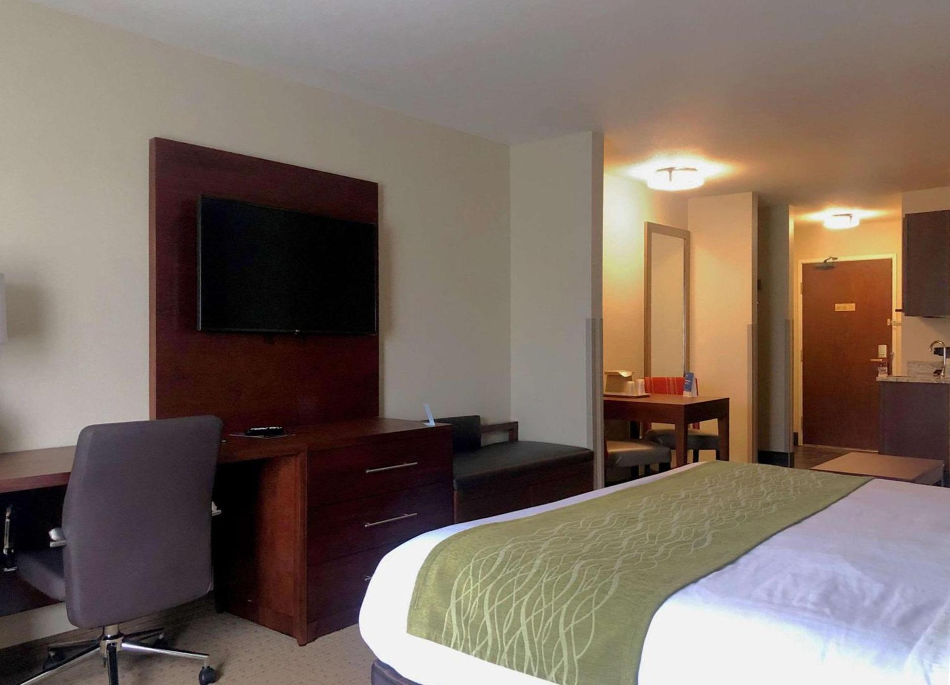 Comfort Inn & Suites photo 22
