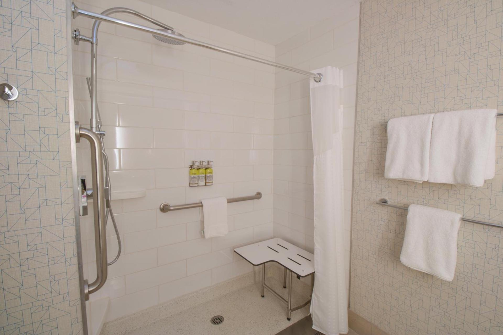 Holiday Inn Express & Suites Manassas by IHG photo 6
