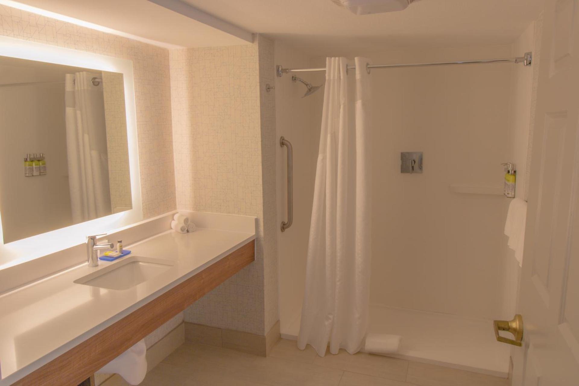 Holiday Inn Express & Suites Manassas by IHG photo 8