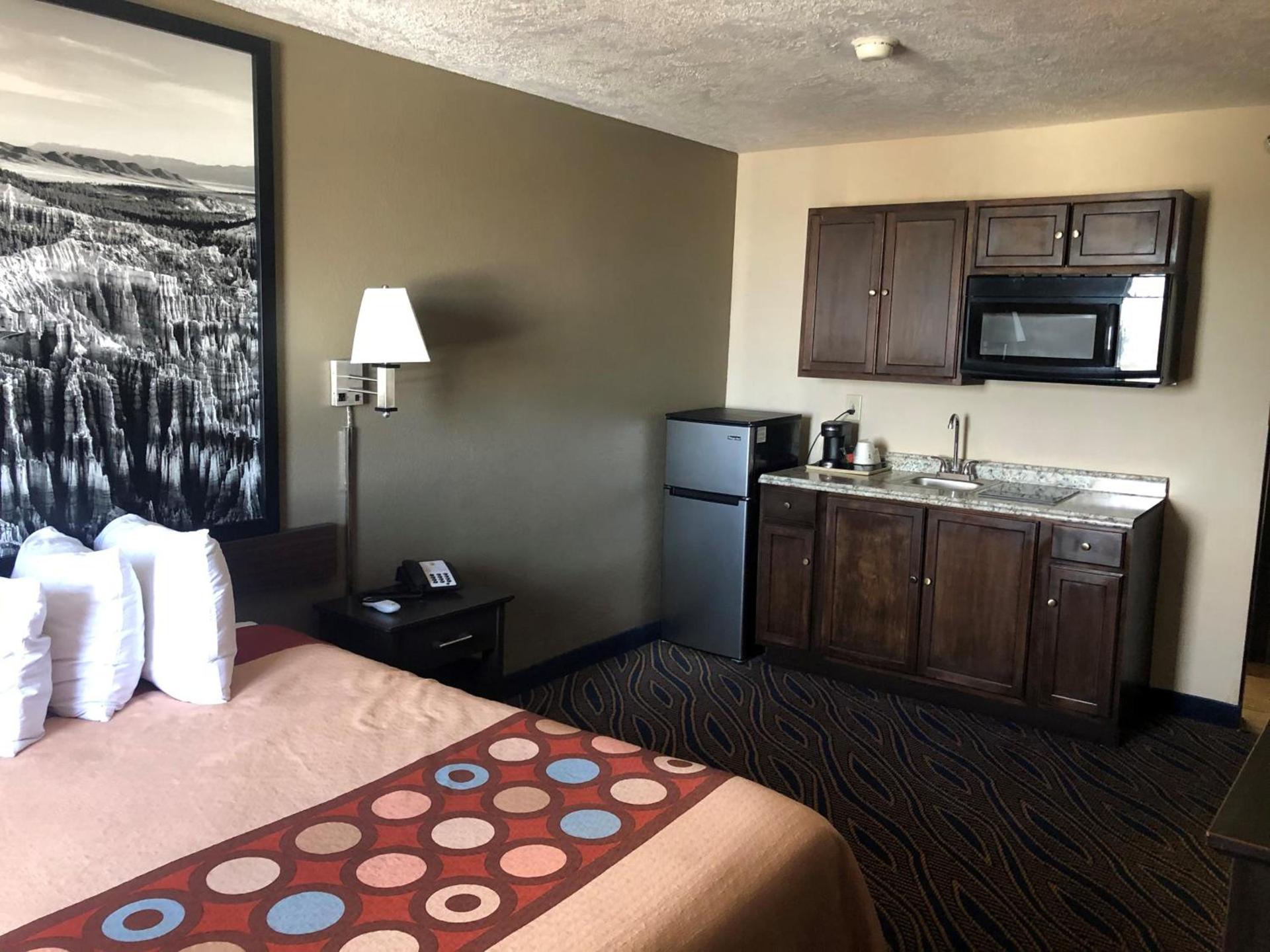 Super 8 by Wyndham Cedar City photo 45