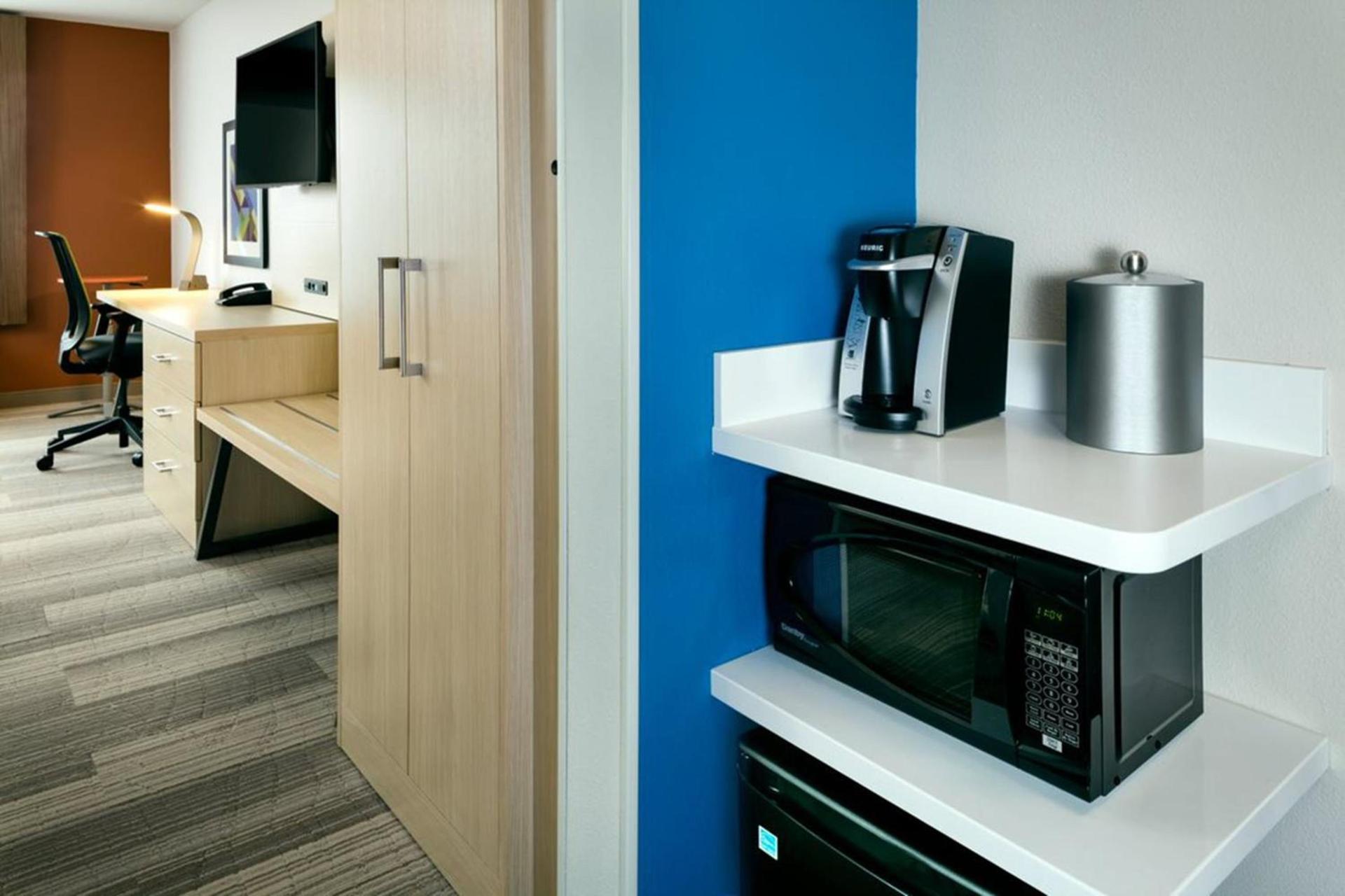 Holiday Inn Express & Suites - Medford by IHG photo 44
