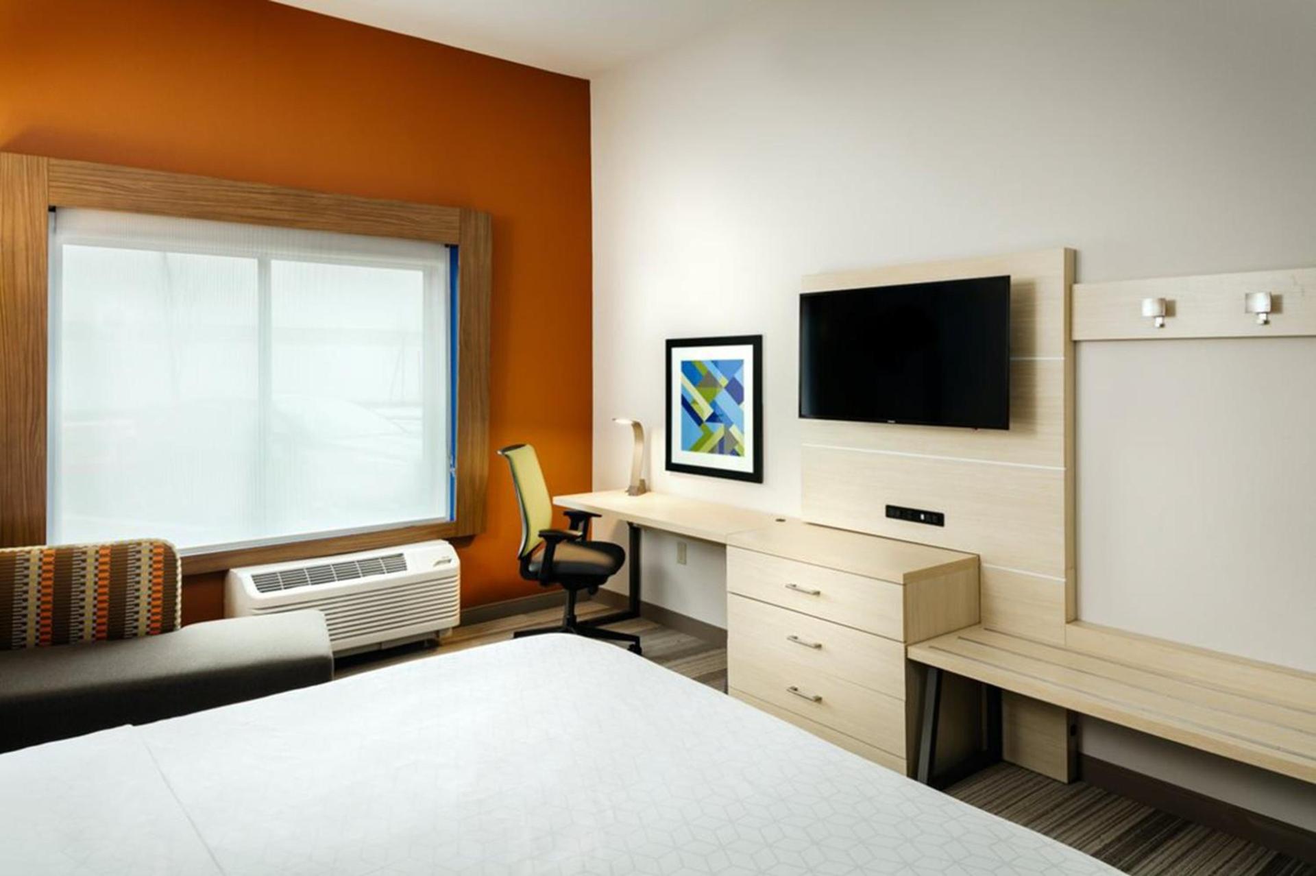 Holiday Inn Express & Suites - Medford by IHG photo 43