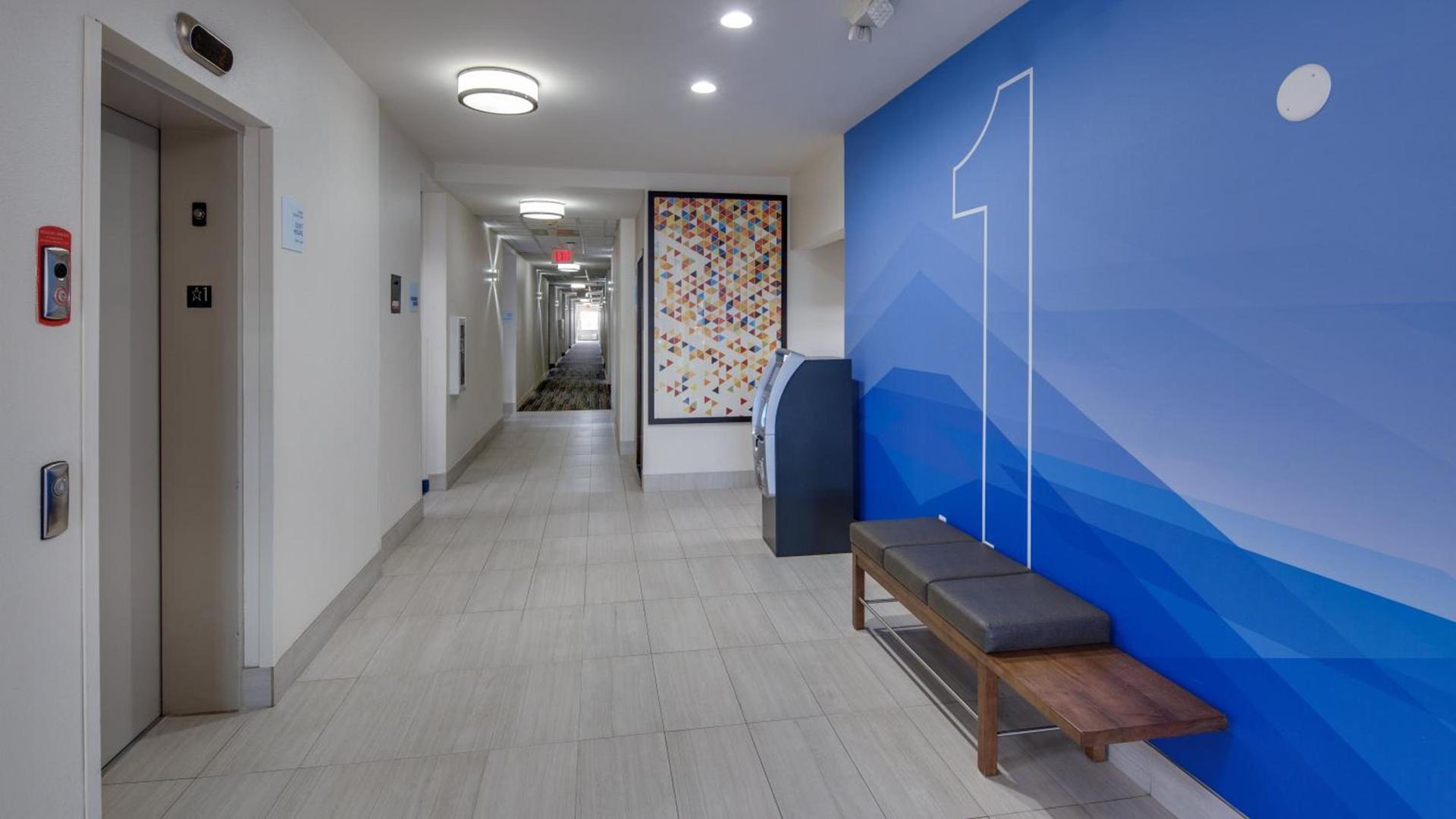Holiday Inn Express & Suites Detroit - Farmington Hills by IHG photo 9