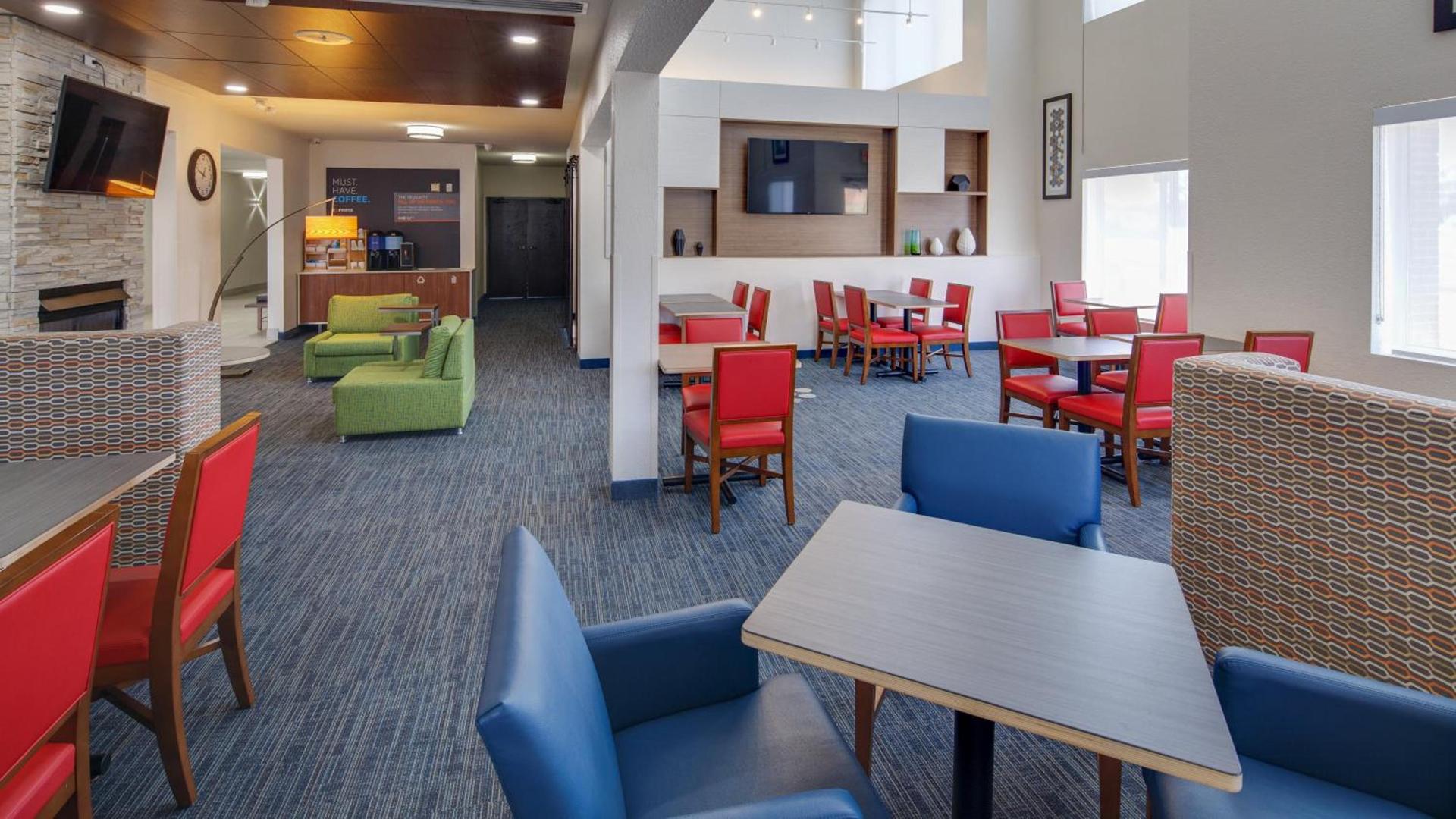 Holiday Inn Express & Suites Detroit - Farmington Hills by IHG photo 12