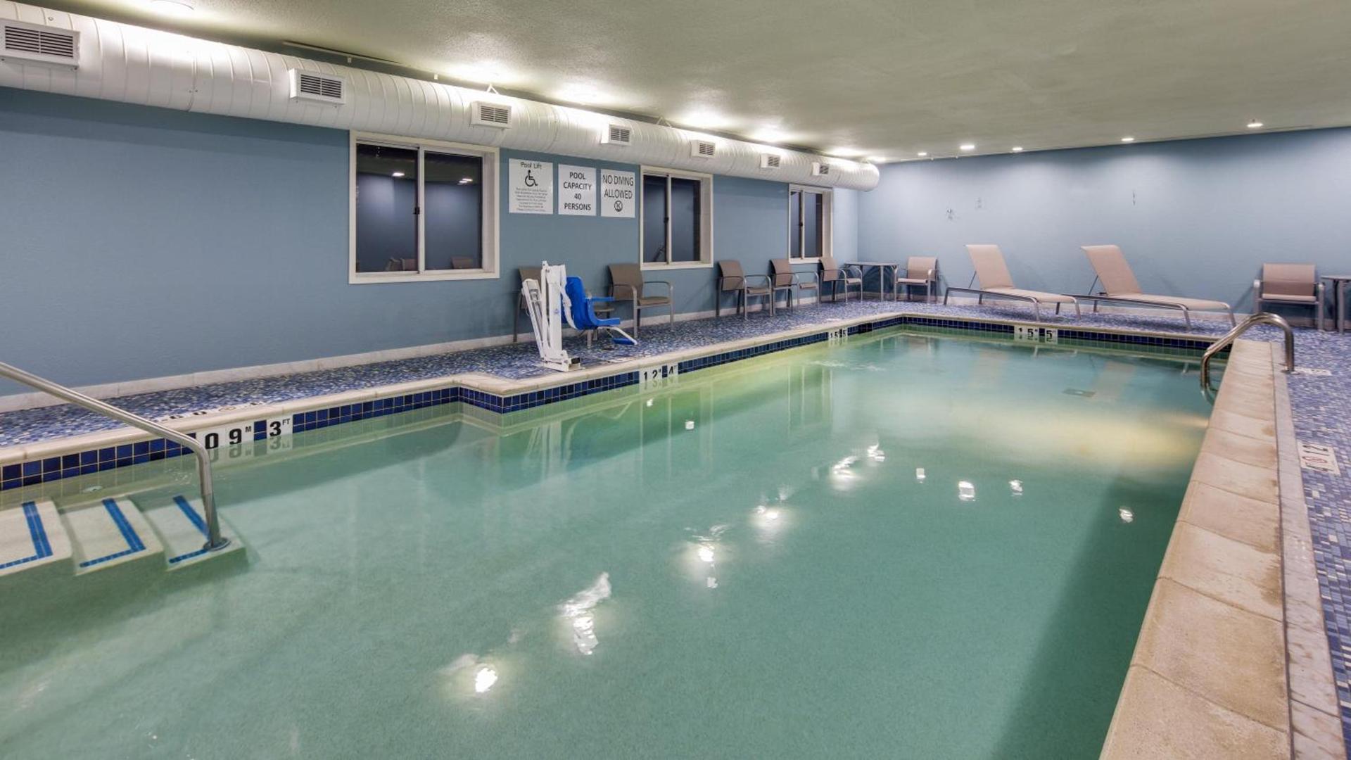 Holiday Inn Express & Suites Detroit - Farmington Hills by IHG photo 11