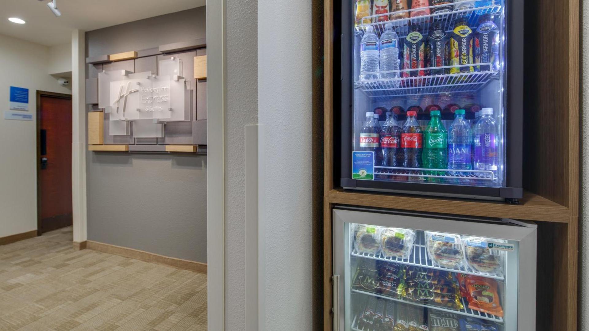 Holiday Inn Express & Suites Detroit - Farmington Hills by IHG photo 5