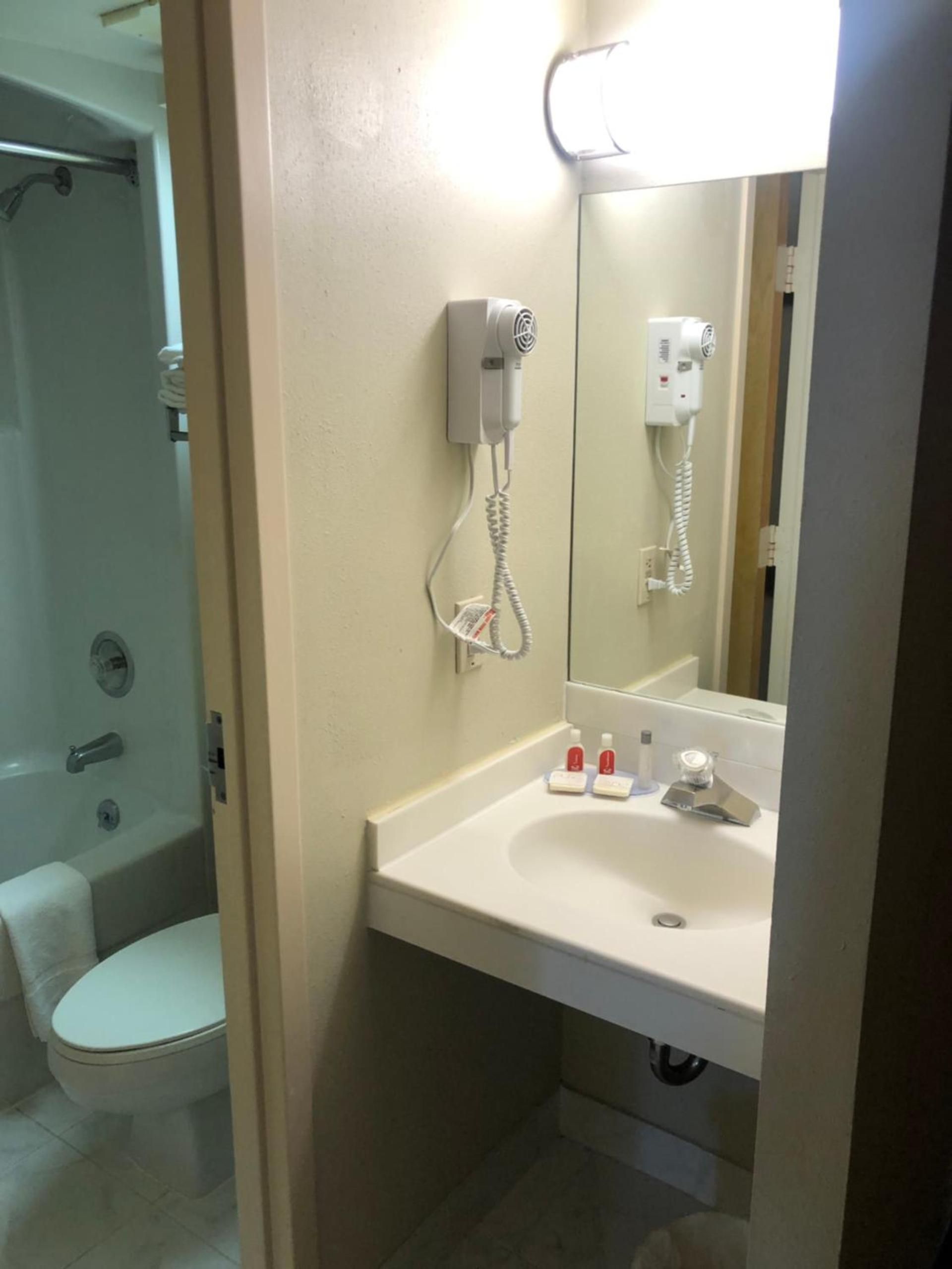 Econo Lodge Metro photo 35