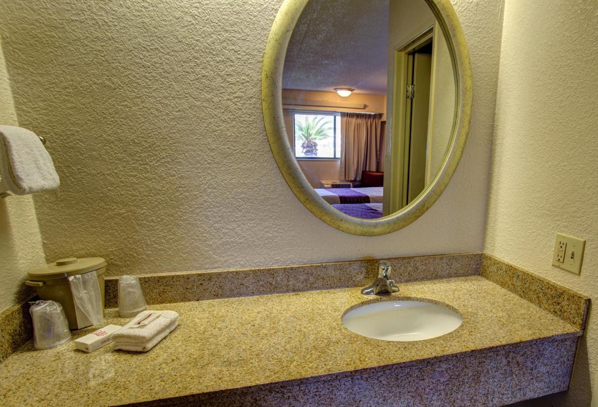 Red Roof Inn Pensacola - I-10 at Davis Highway photo 38