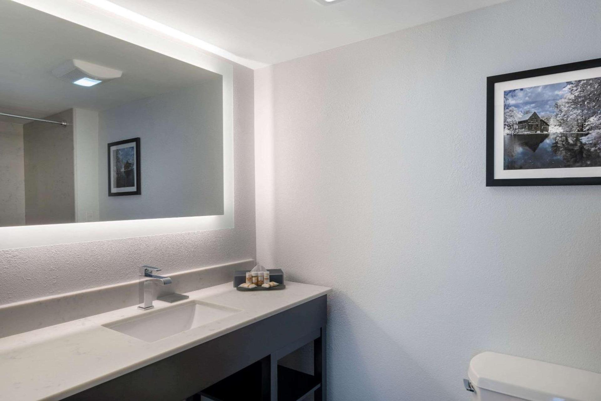 La Quinta by Wyndham Raleigh Downtown North photo 15