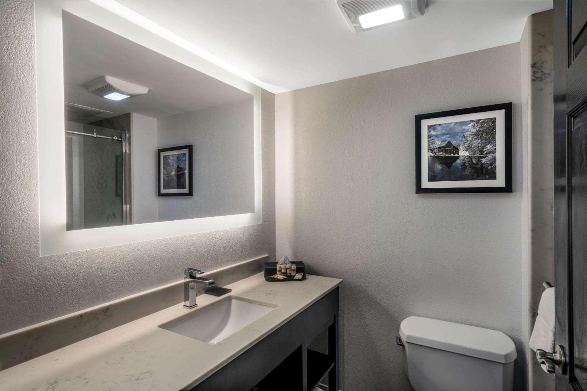 La Quinta by Wyndham Raleigh Downtown North photo 26