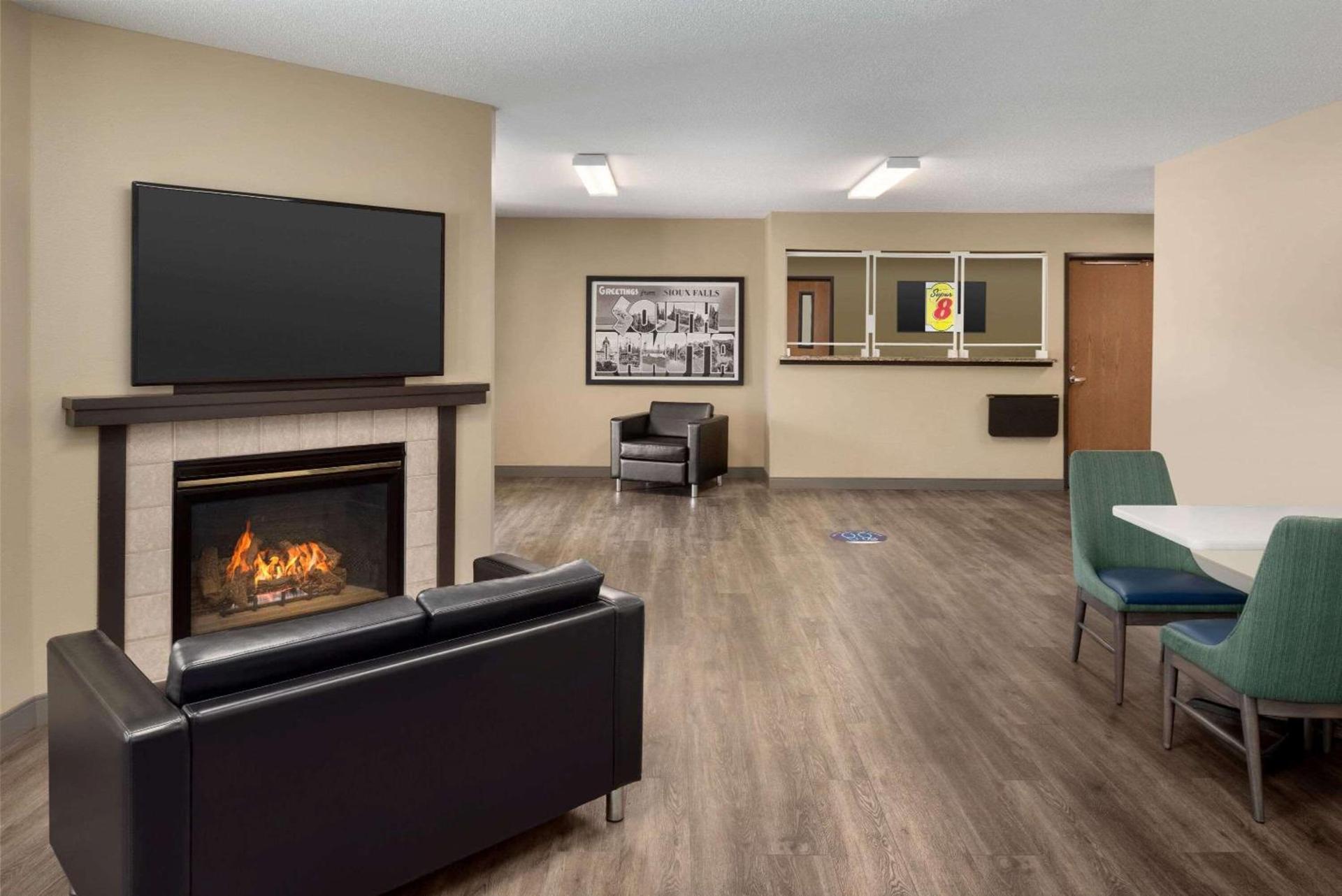 Super 8 by Wyndham Sioux Falls photo 3