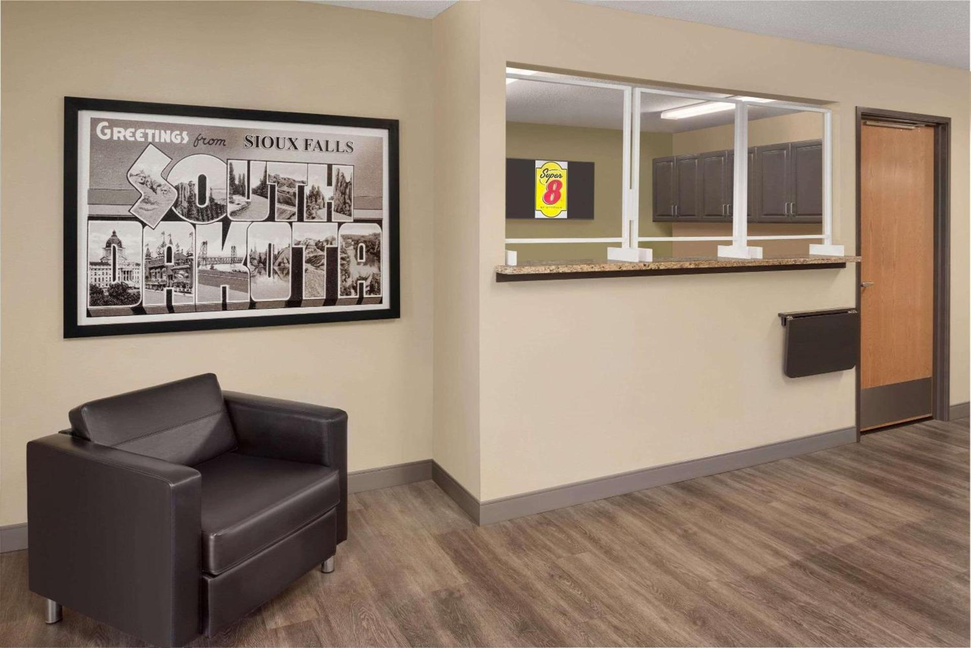 Super 8 by Wyndham Sioux Falls photo 2