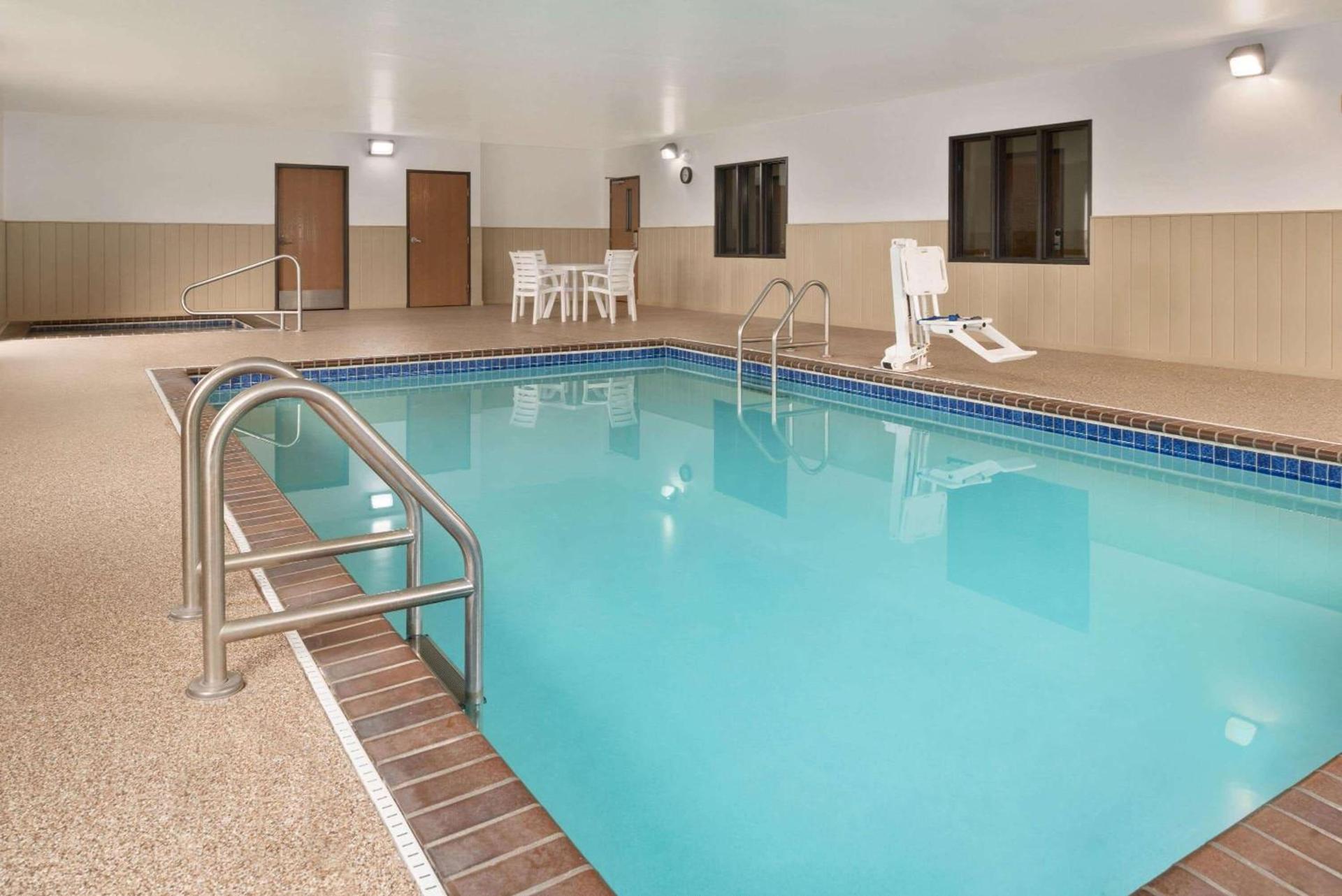 Super 8 by Wyndham Sioux Falls photo 5