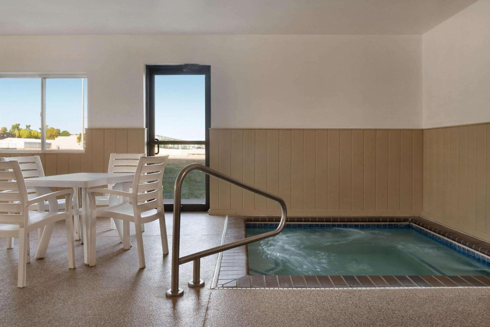 Super 8 by Wyndham Sioux Falls photo 4