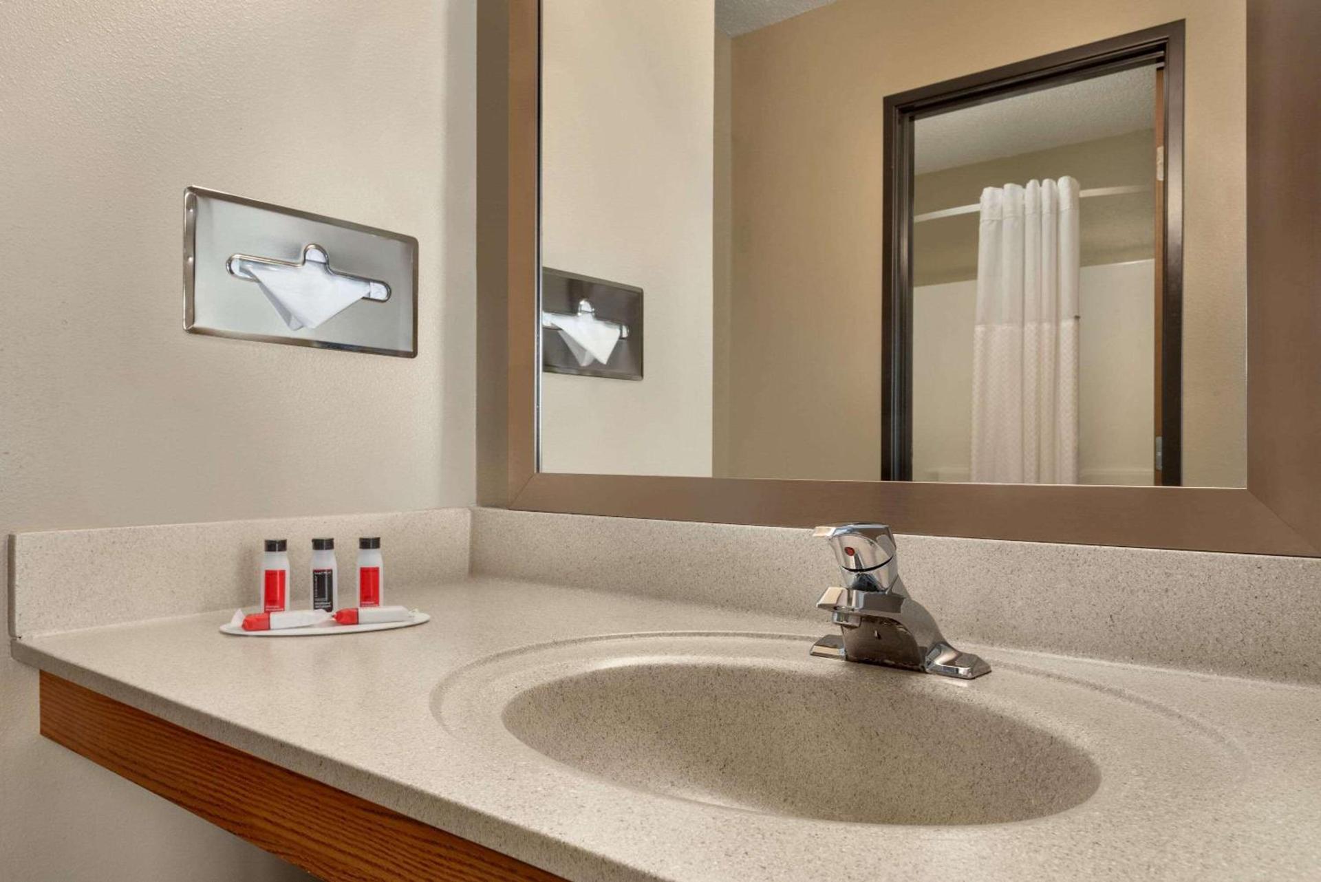 Super 8 by Wyndham Sioux Falls photo 13