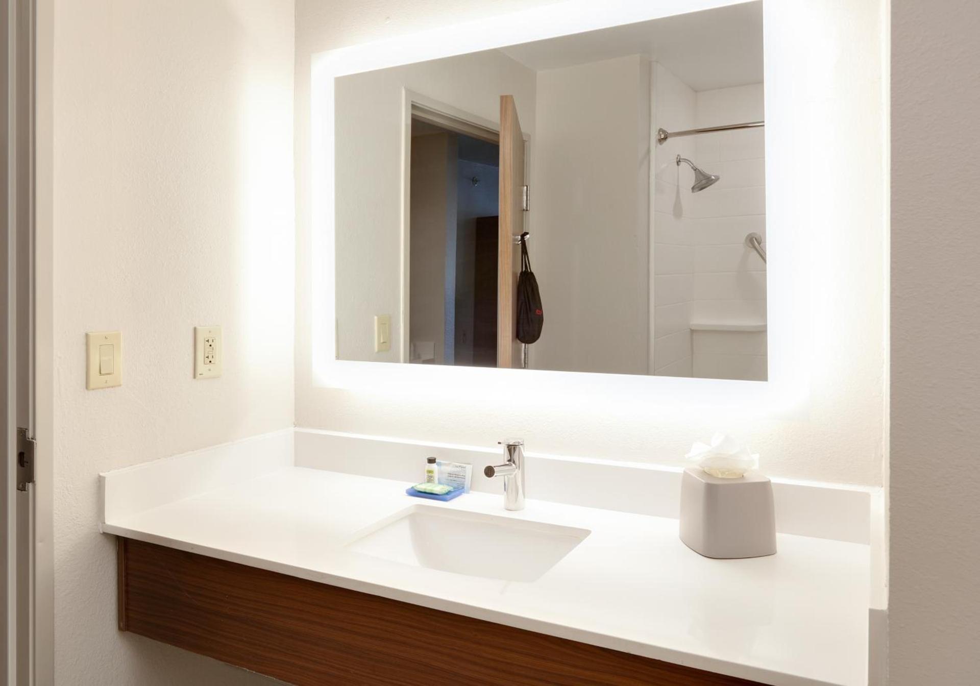 Holiday Inn Express & Suites San Antonio NW near SeaWorld by IHG photo 8