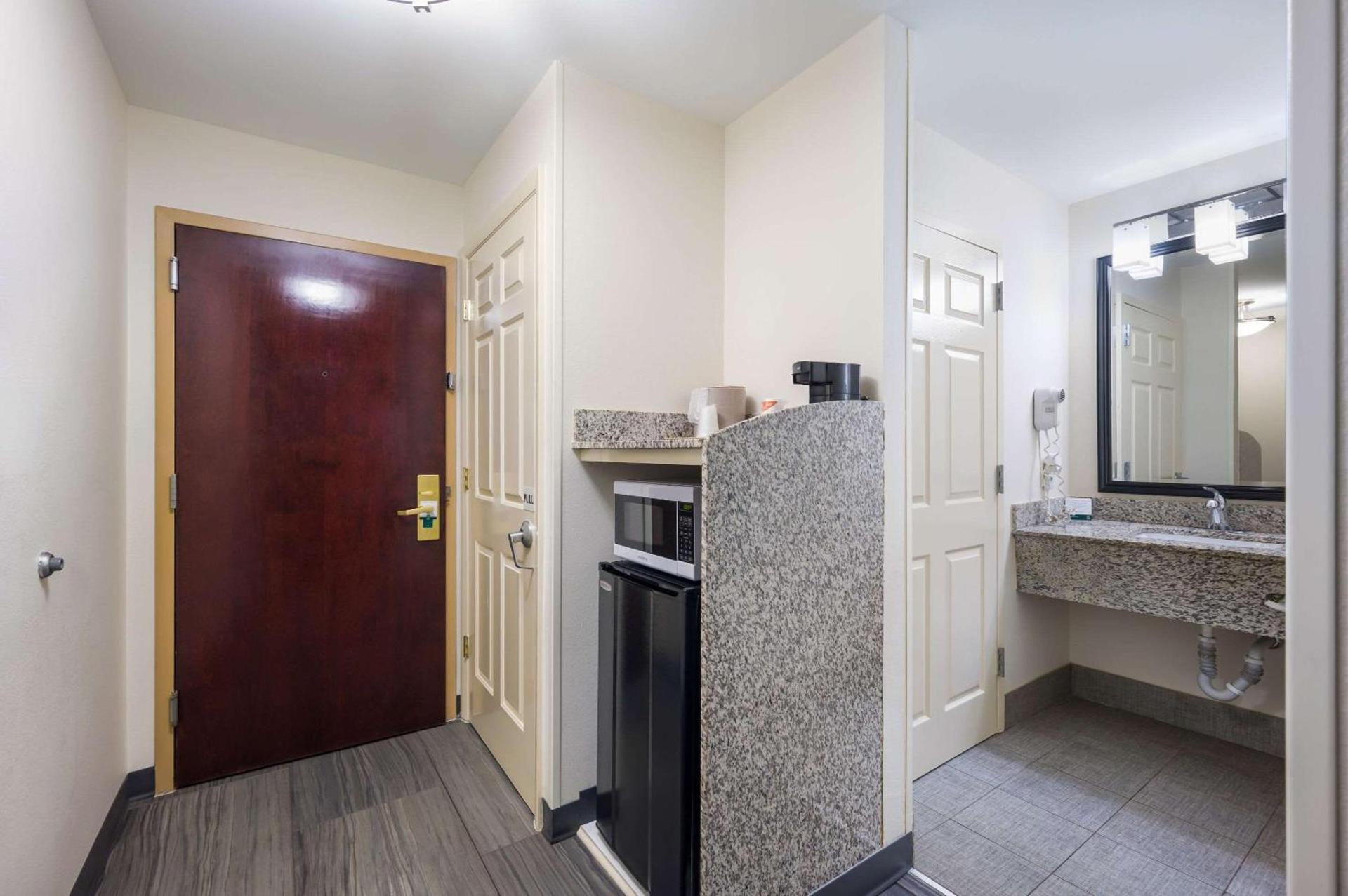 Quality Inn & Suites Huntsville Research Park Area photo 7