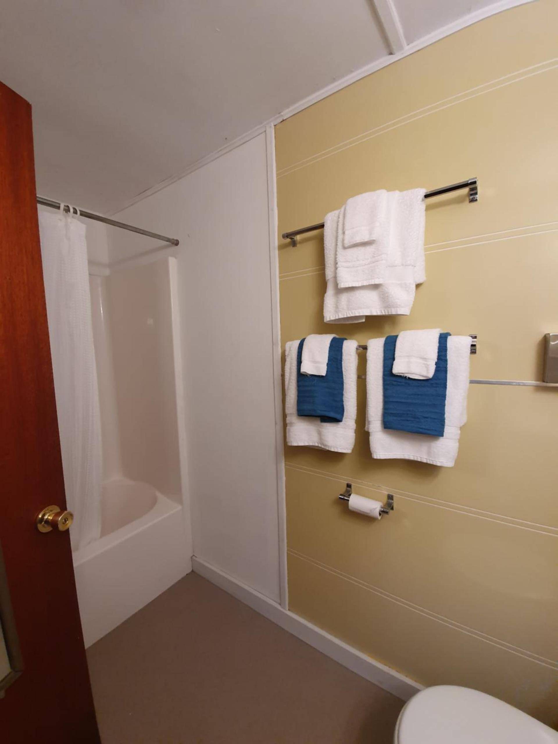 Yardarm Motel photo 7