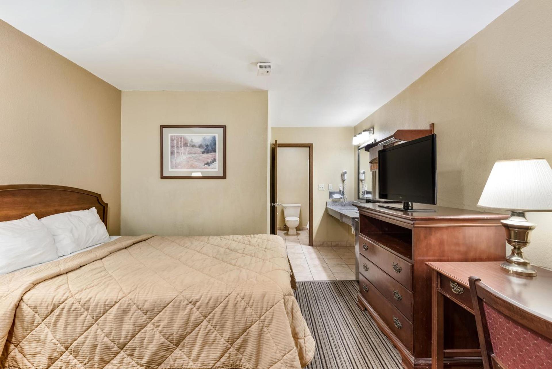 Rodeway Inn Columbus West photo 32