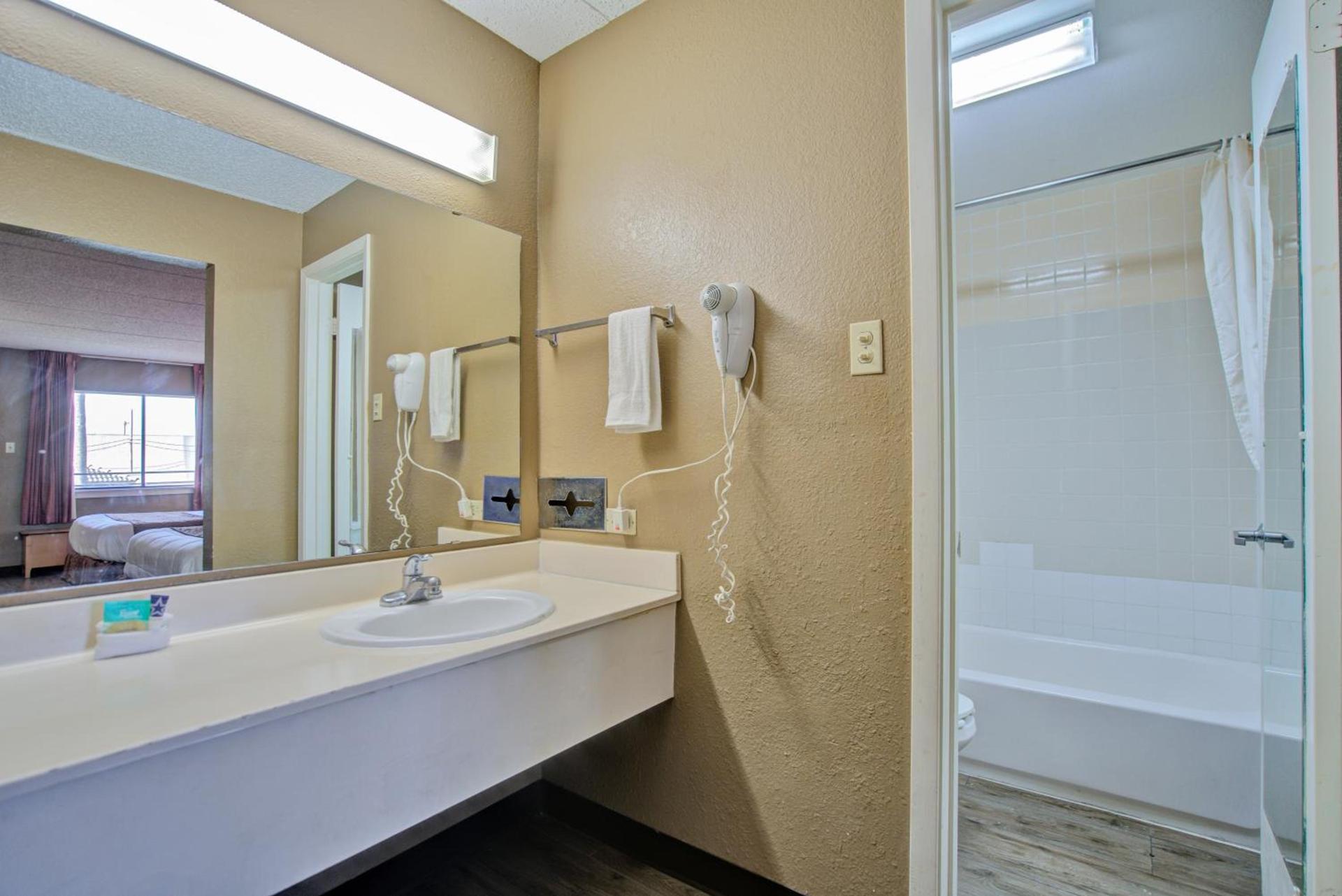 Americas Best Value Inn Laredo photo 28