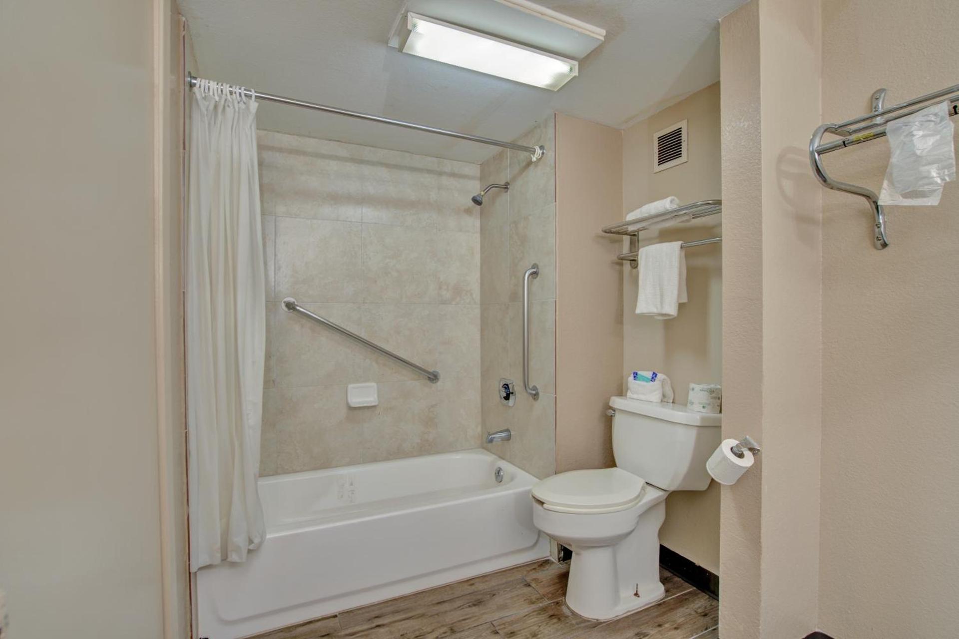 Americas Best Value Inn Laredo photo 41