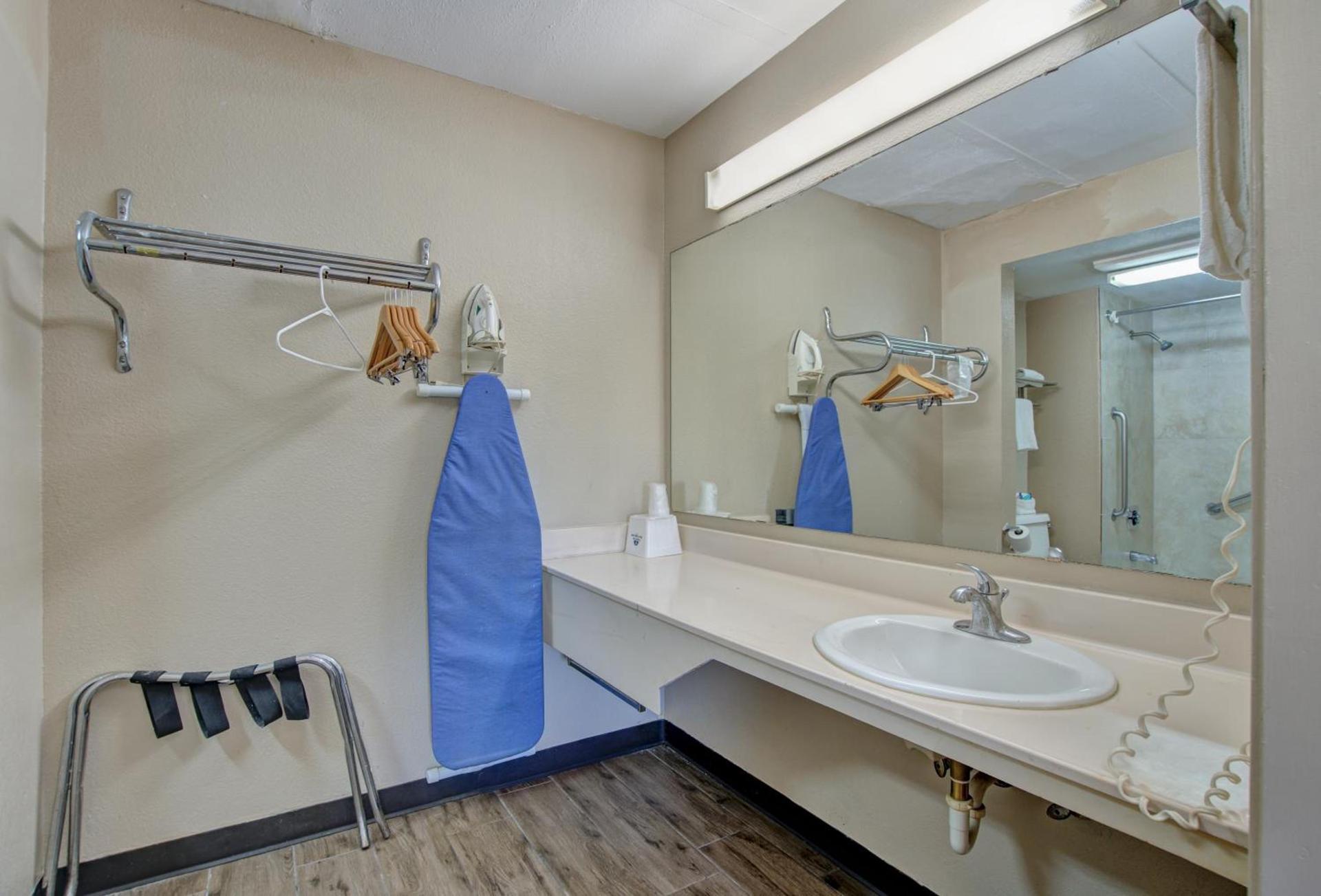 Americas Best Value Inn Laredo photo 37